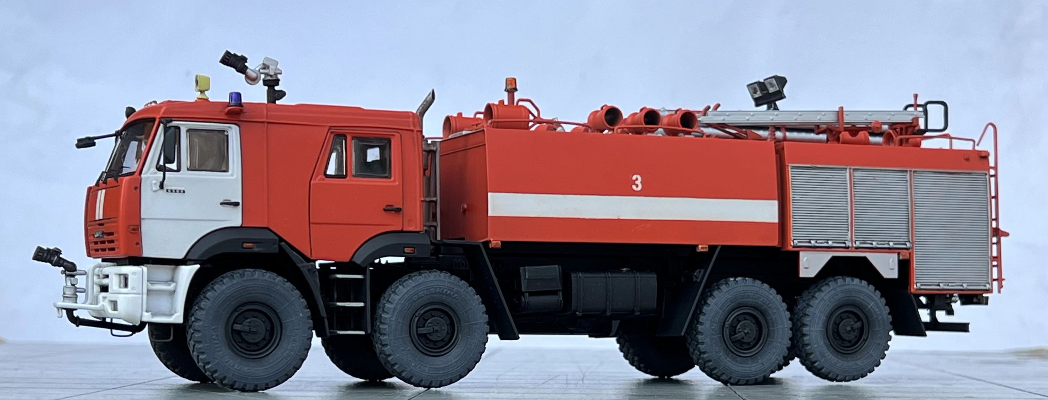 Сборная модель лесовоз с прицепом-роспуском 43204-10