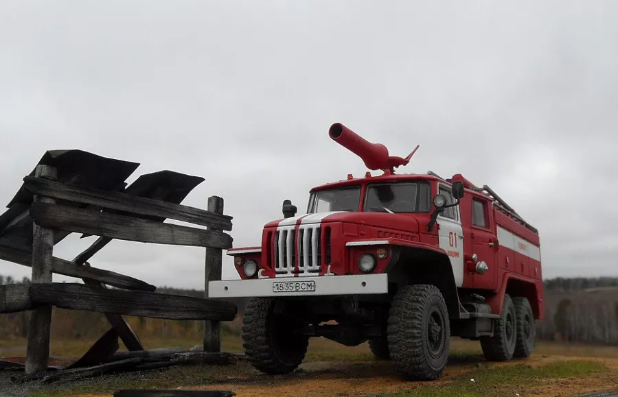 Сборная модель Пожарная цистерна АЦ-40 (4320) ПМ-102В