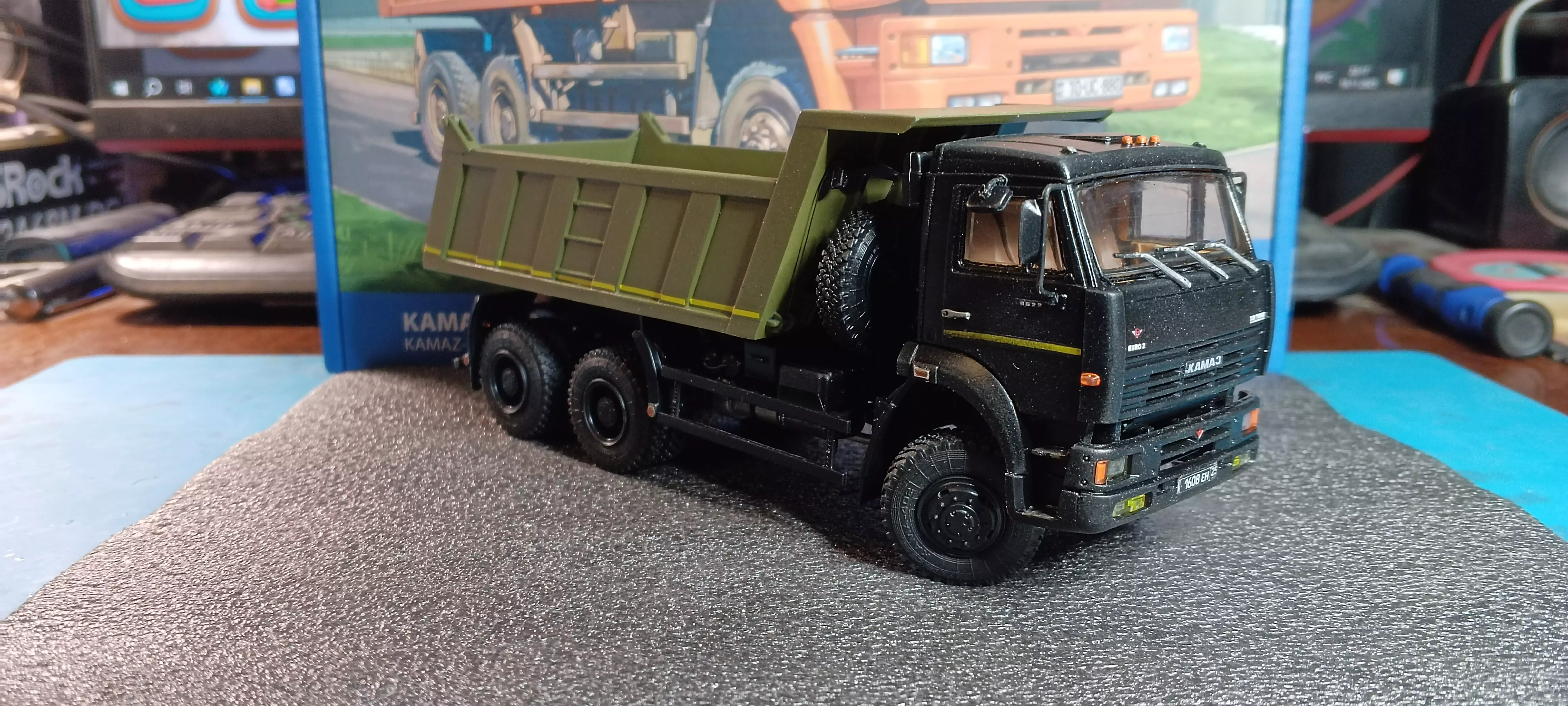 Сборная модель лесовоз с прицепом-роспуском 43204-10