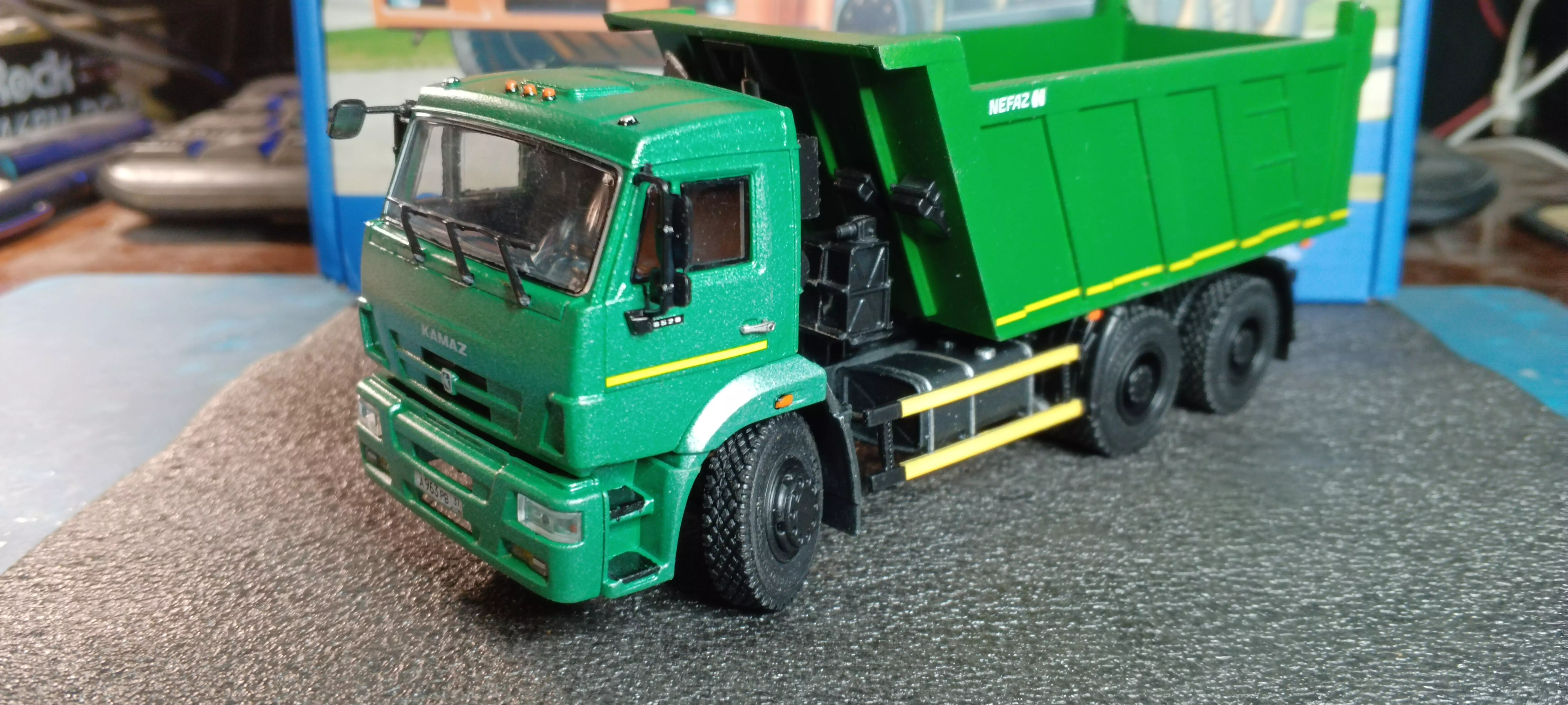 Сборная модель лесовоз с прицепом-роспуском 43204-10