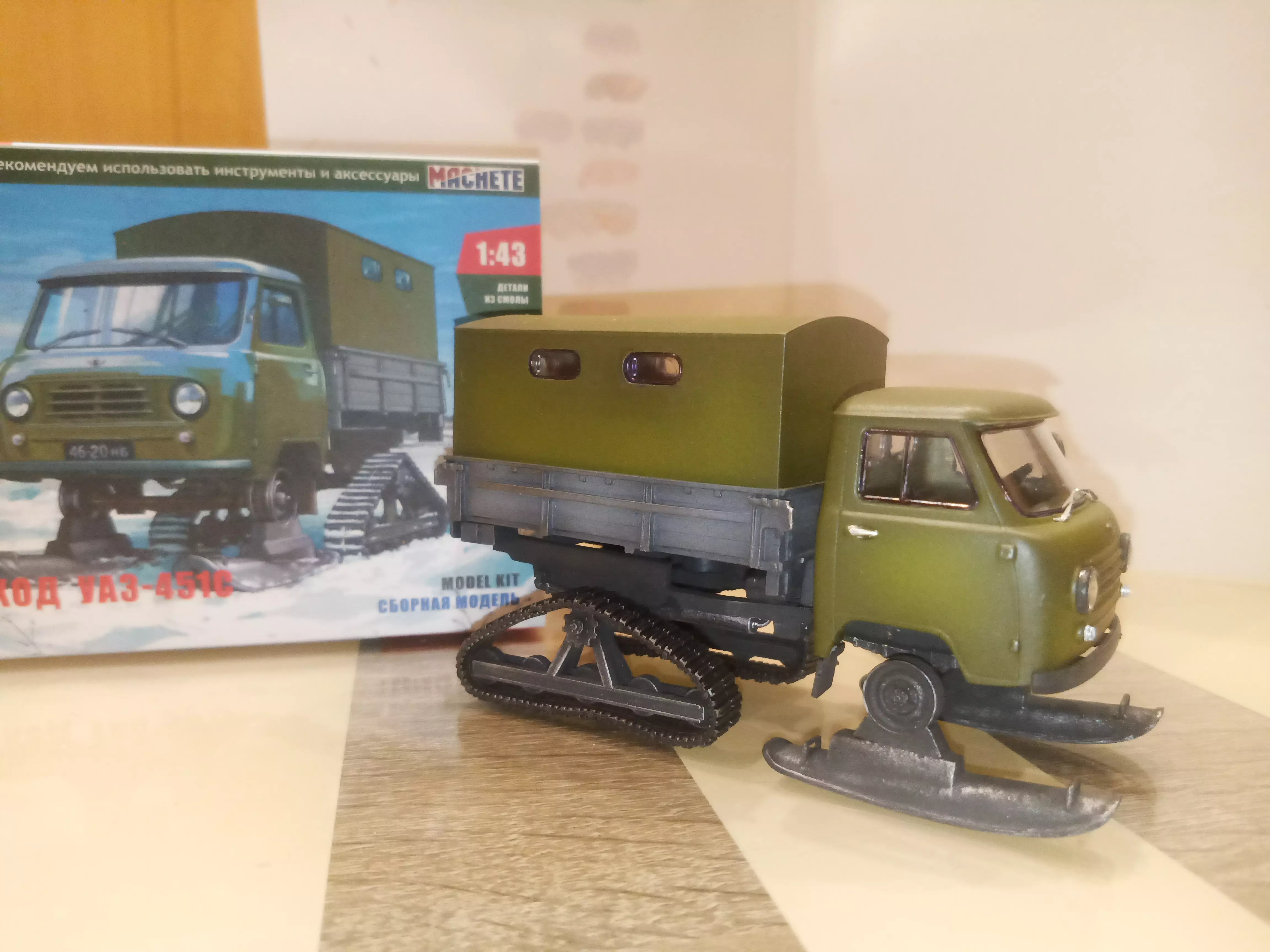 Сборная модель лесовоз с прицепом-роспуском 43204-10