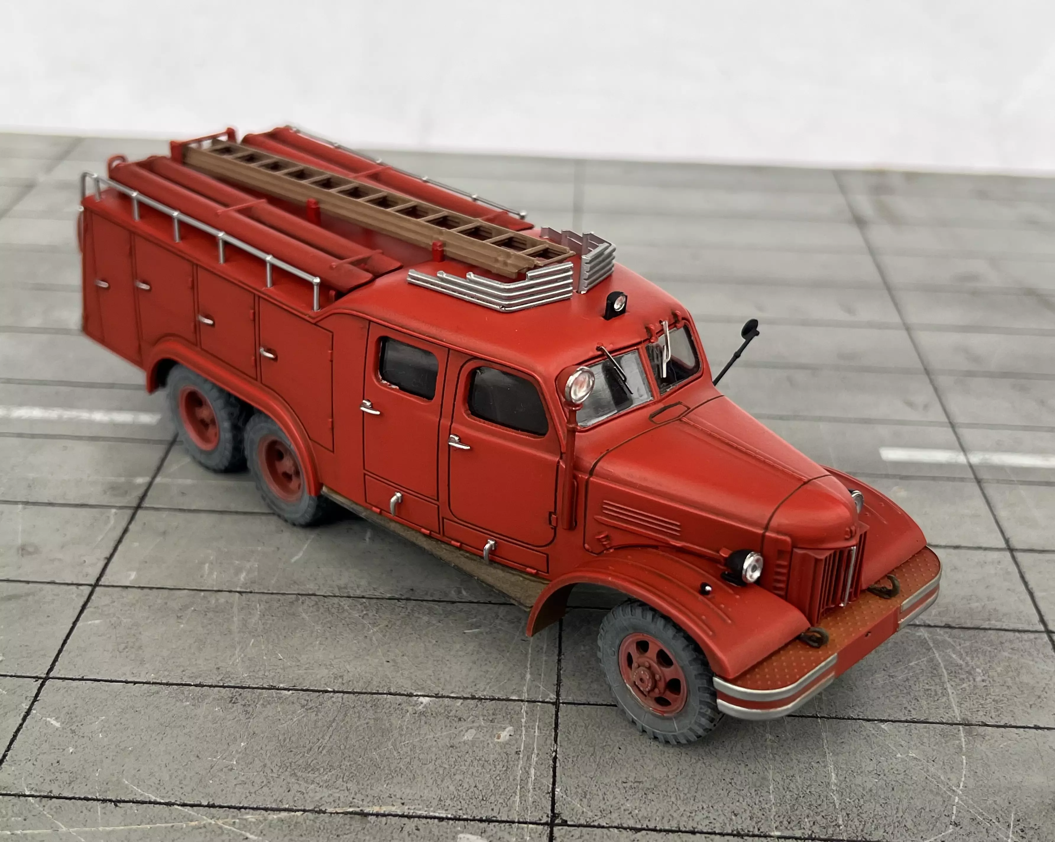 Сборная модель лесовоз с прицепом-роспуском 43204-10