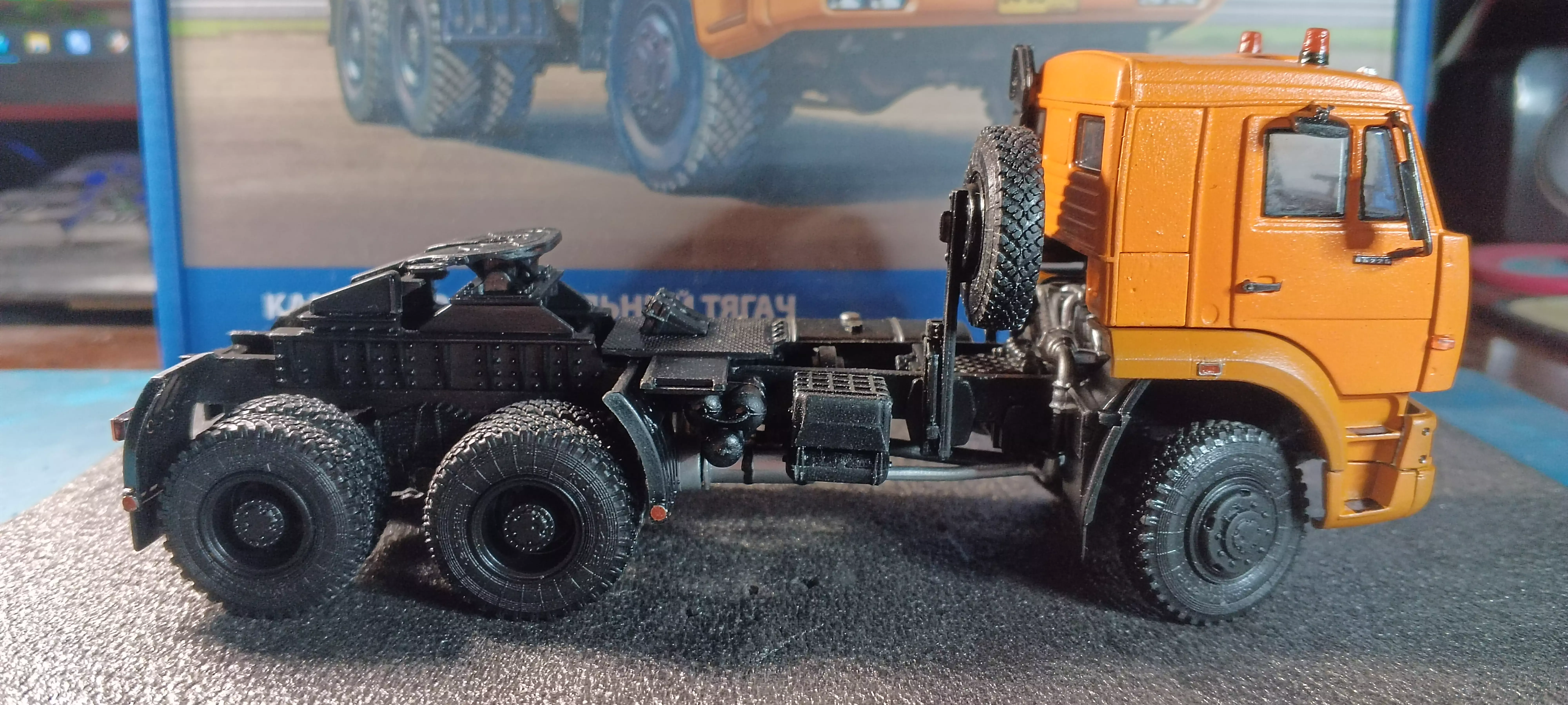 Сборная модель лесовоз с прицепом-роспуском 43204-10