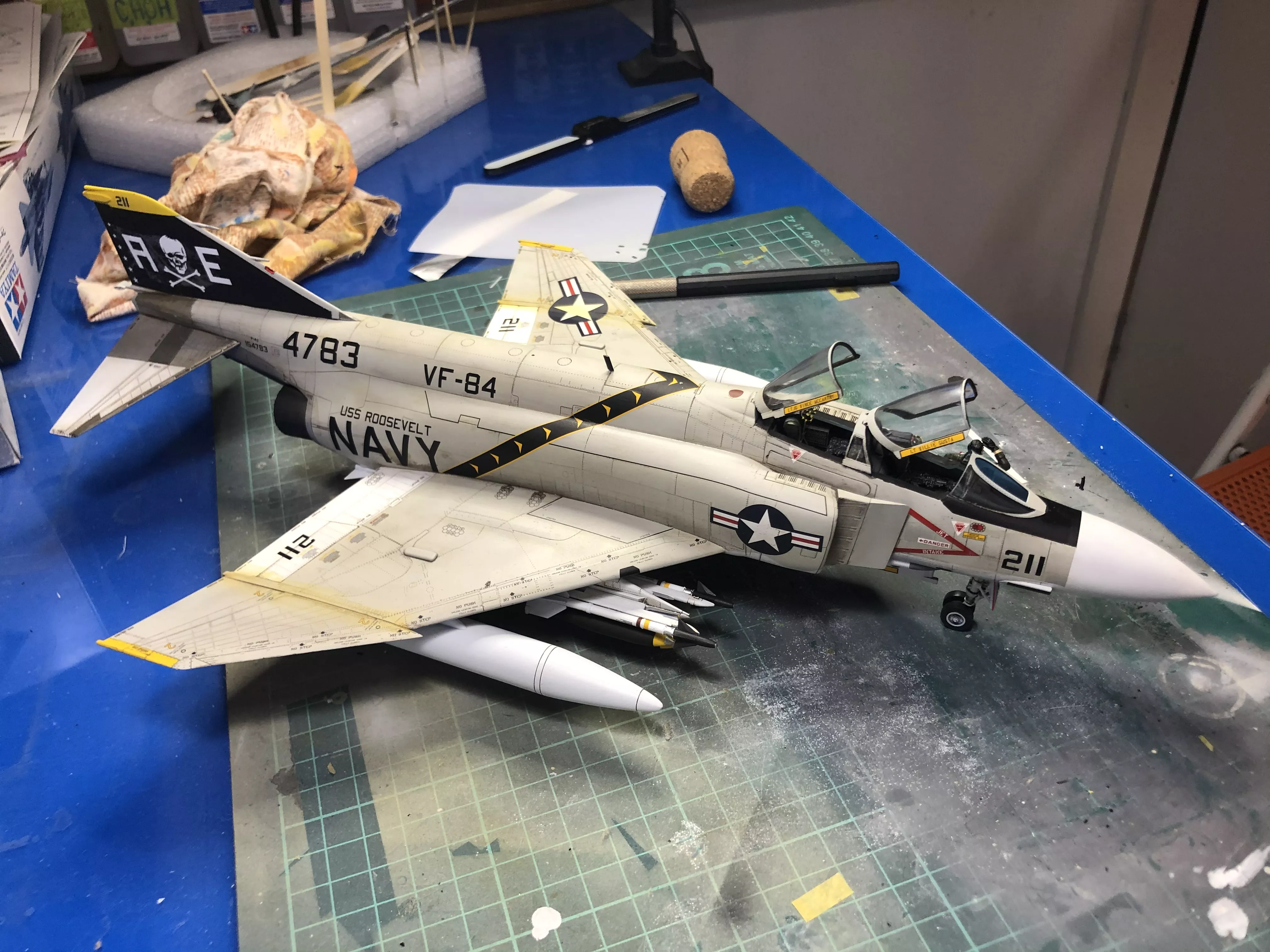 Самолет F-4J