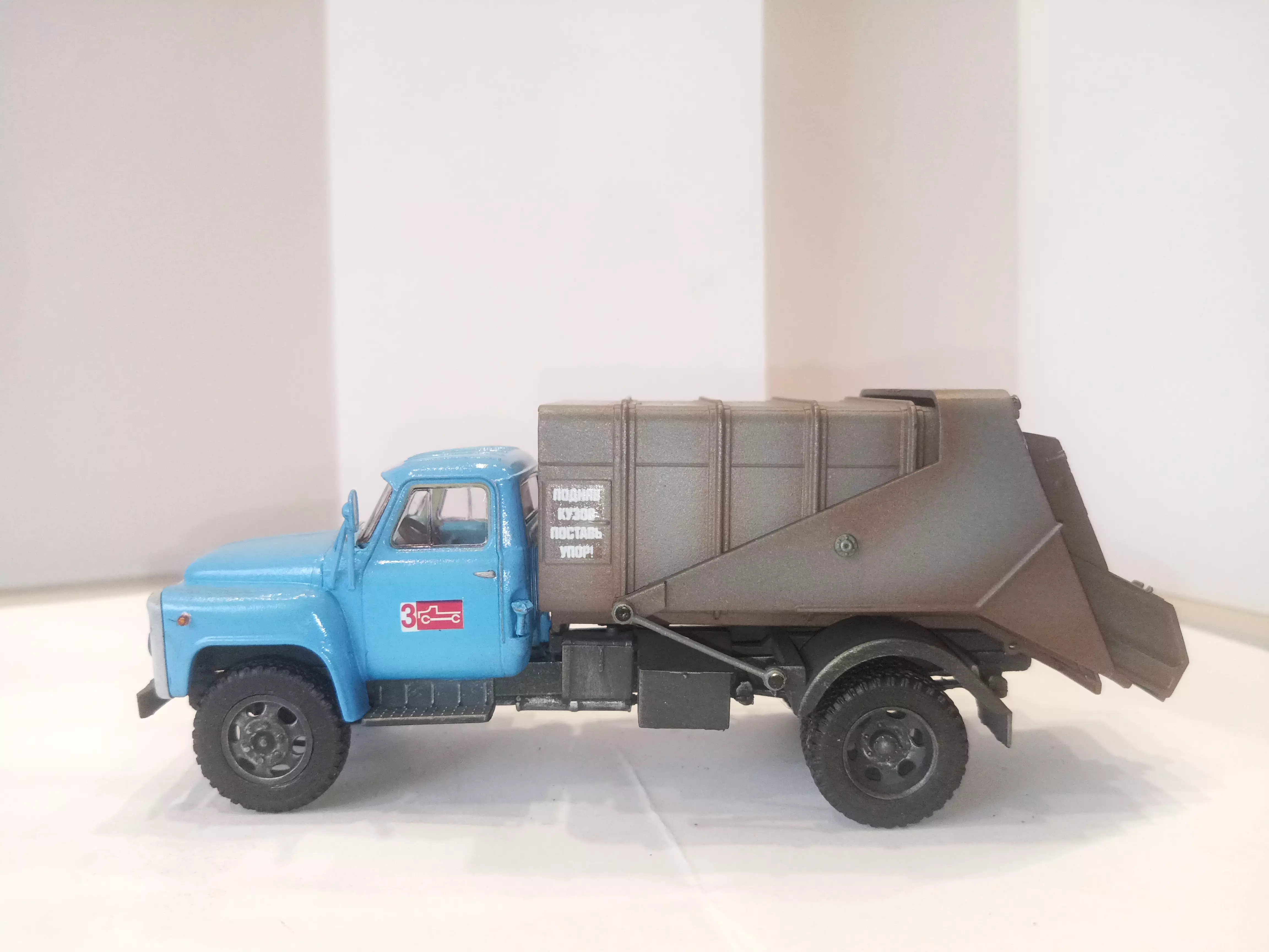 Сборная модель лесовоз с прицепом-роспуском 43204-10