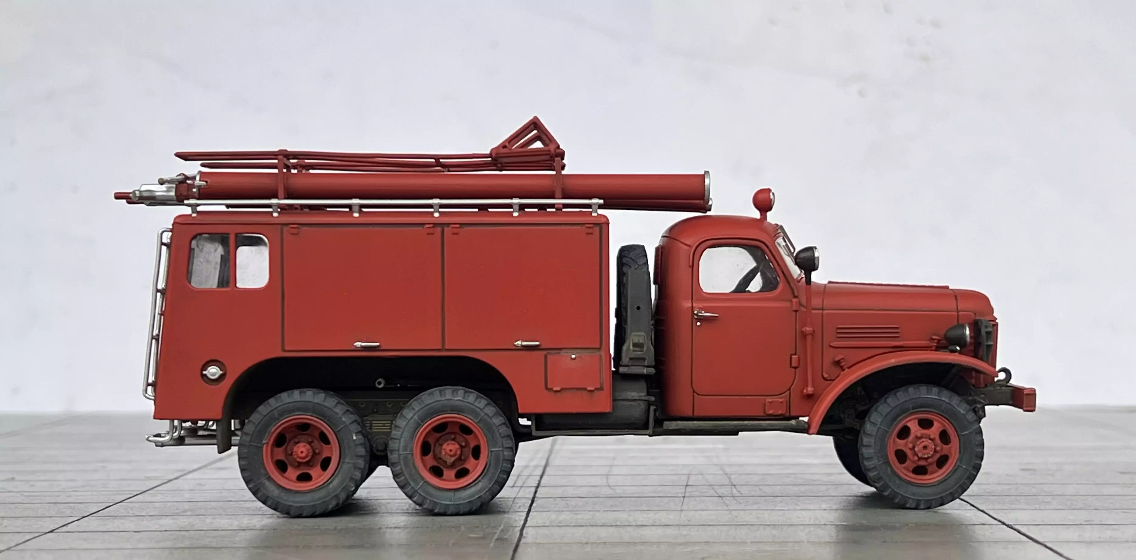 Сборная модель лесовоз с прицепом-роспуском 43204-10