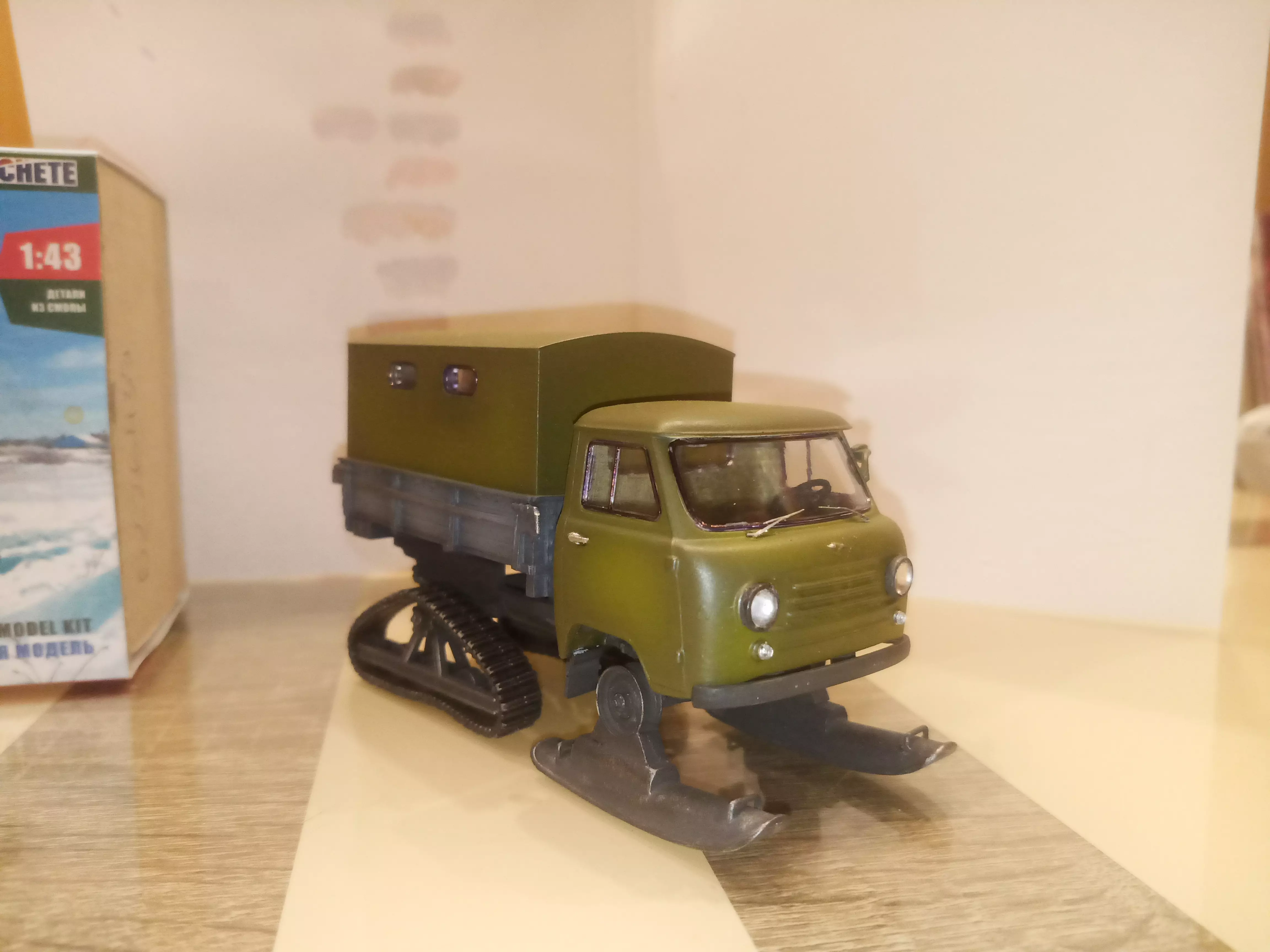 Сборная модель лесовоз с прицепом-роспуском 43204-10