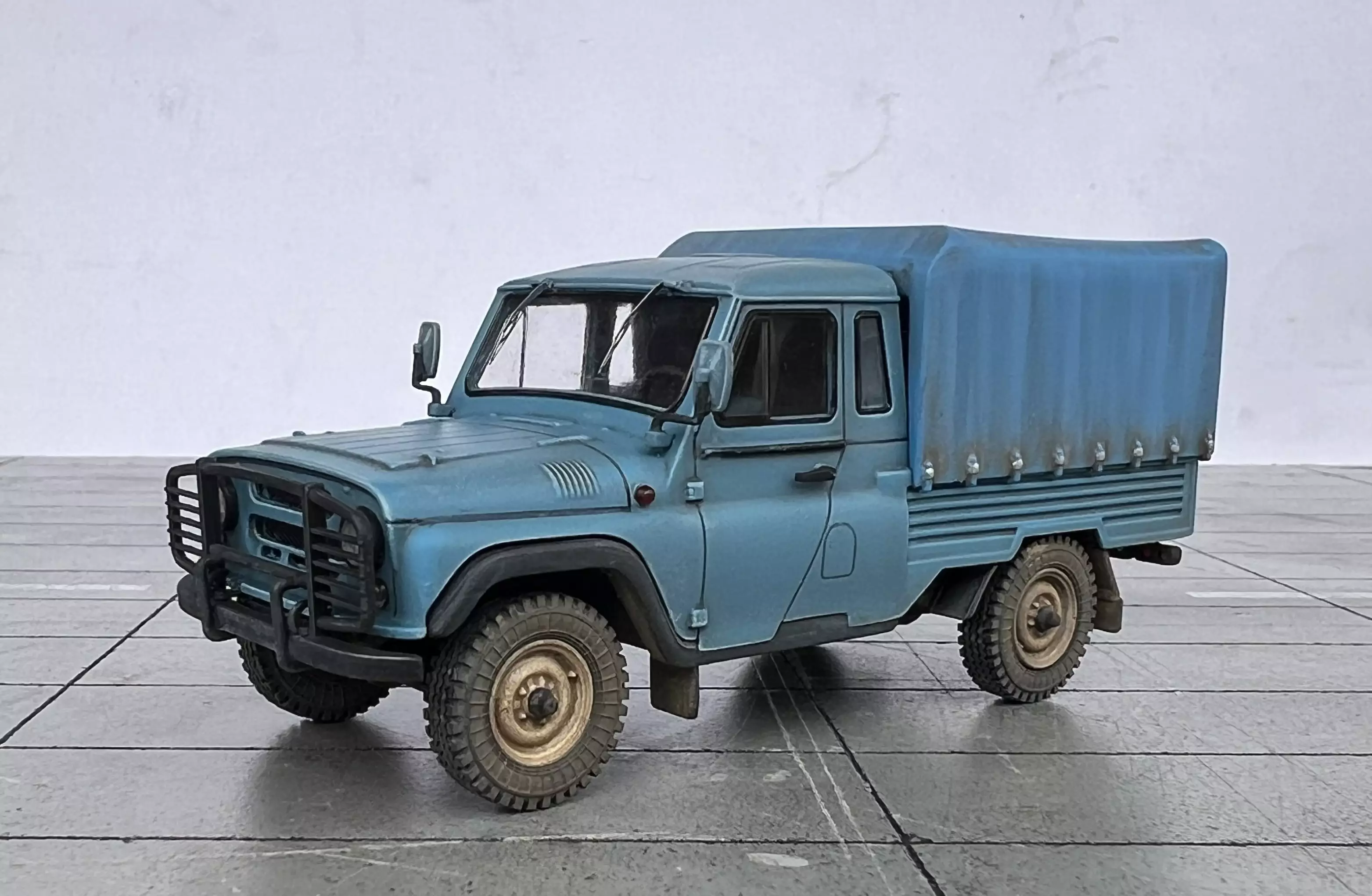 Сборная модель лесовоз с прицепом-роспуском 43204-10