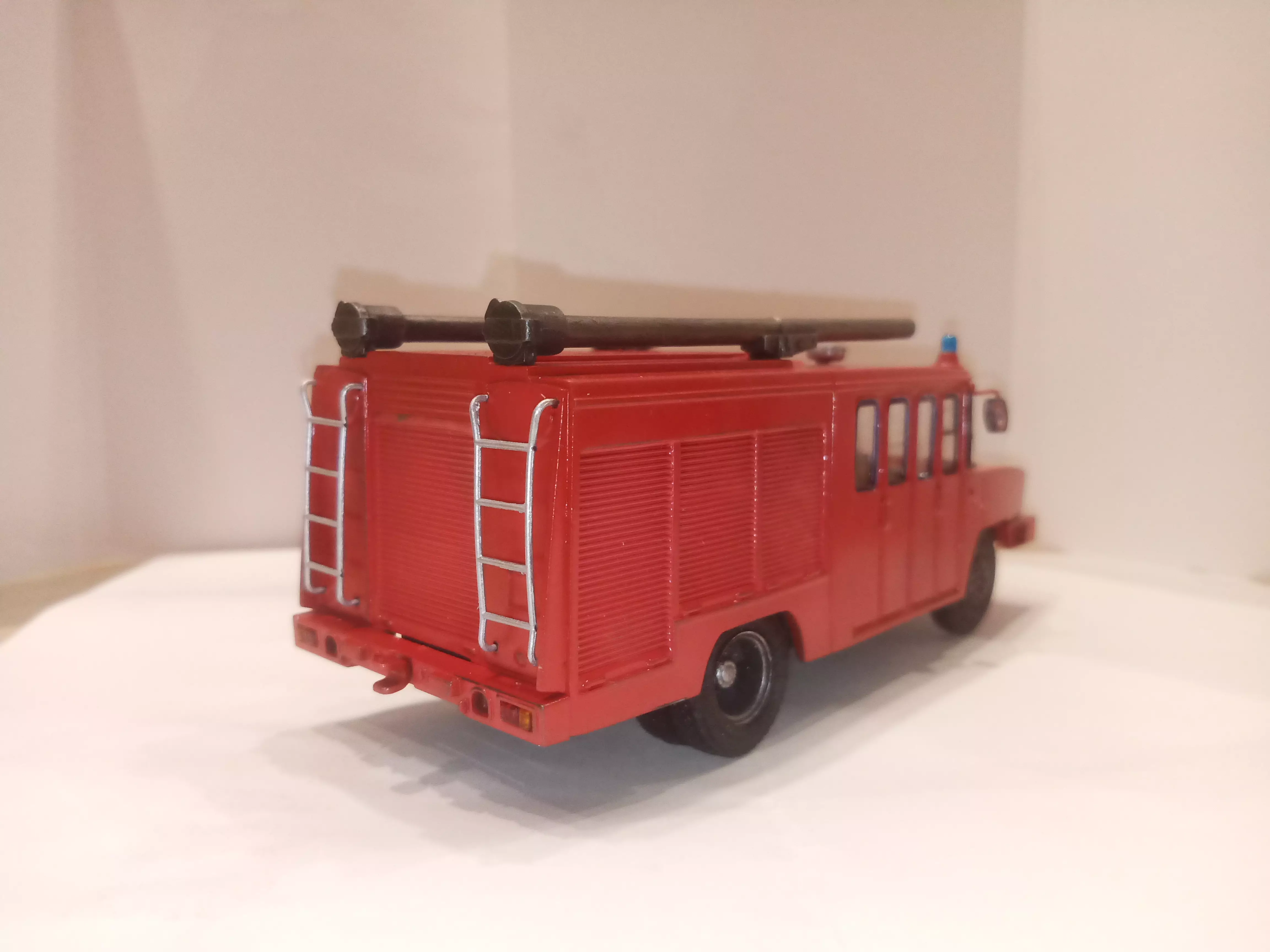 Сборная модель лесовоз с прицепом-роспуском 43204-10