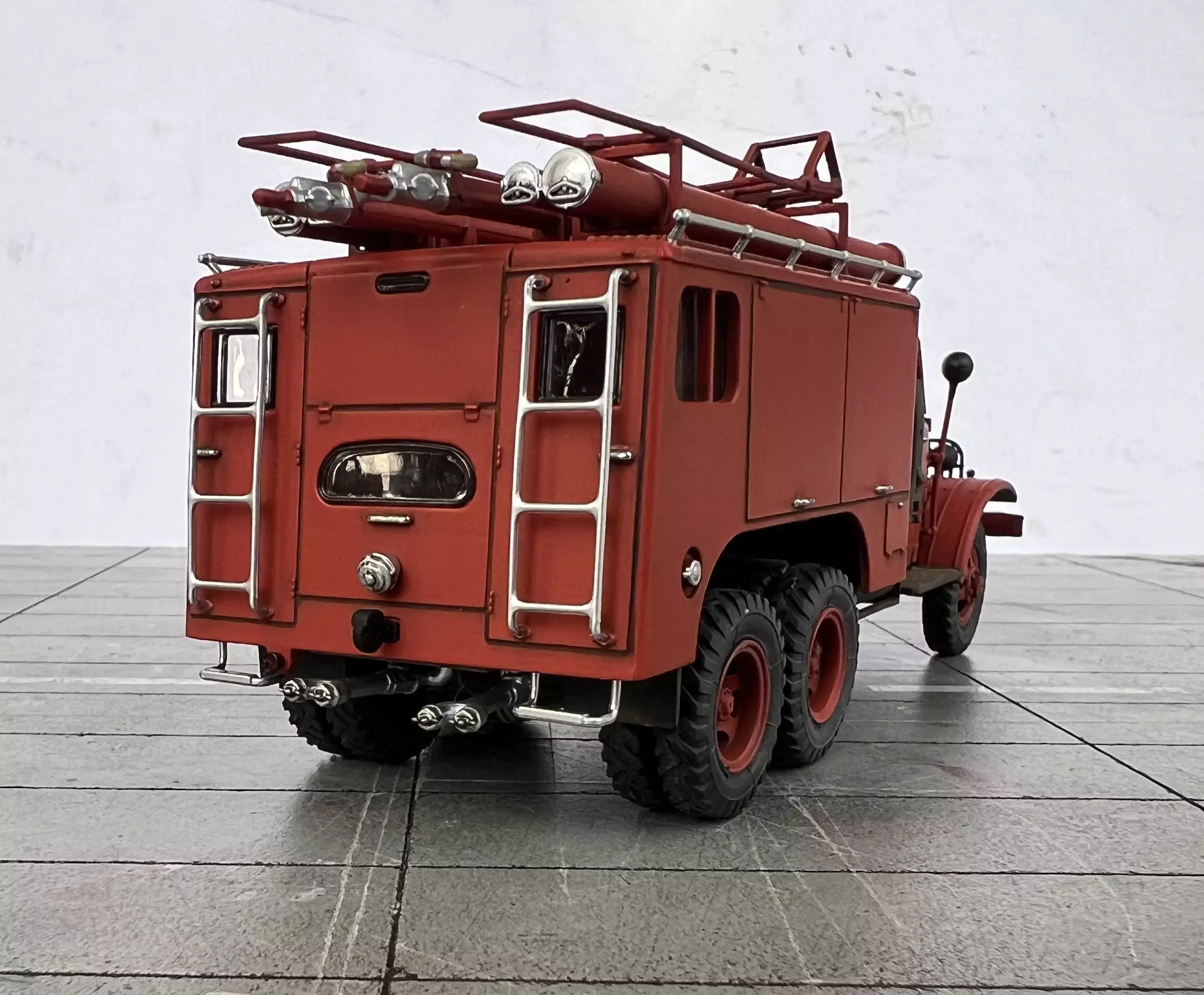 Сборная модель лесовоз с прицепом-роспуском 43204-10