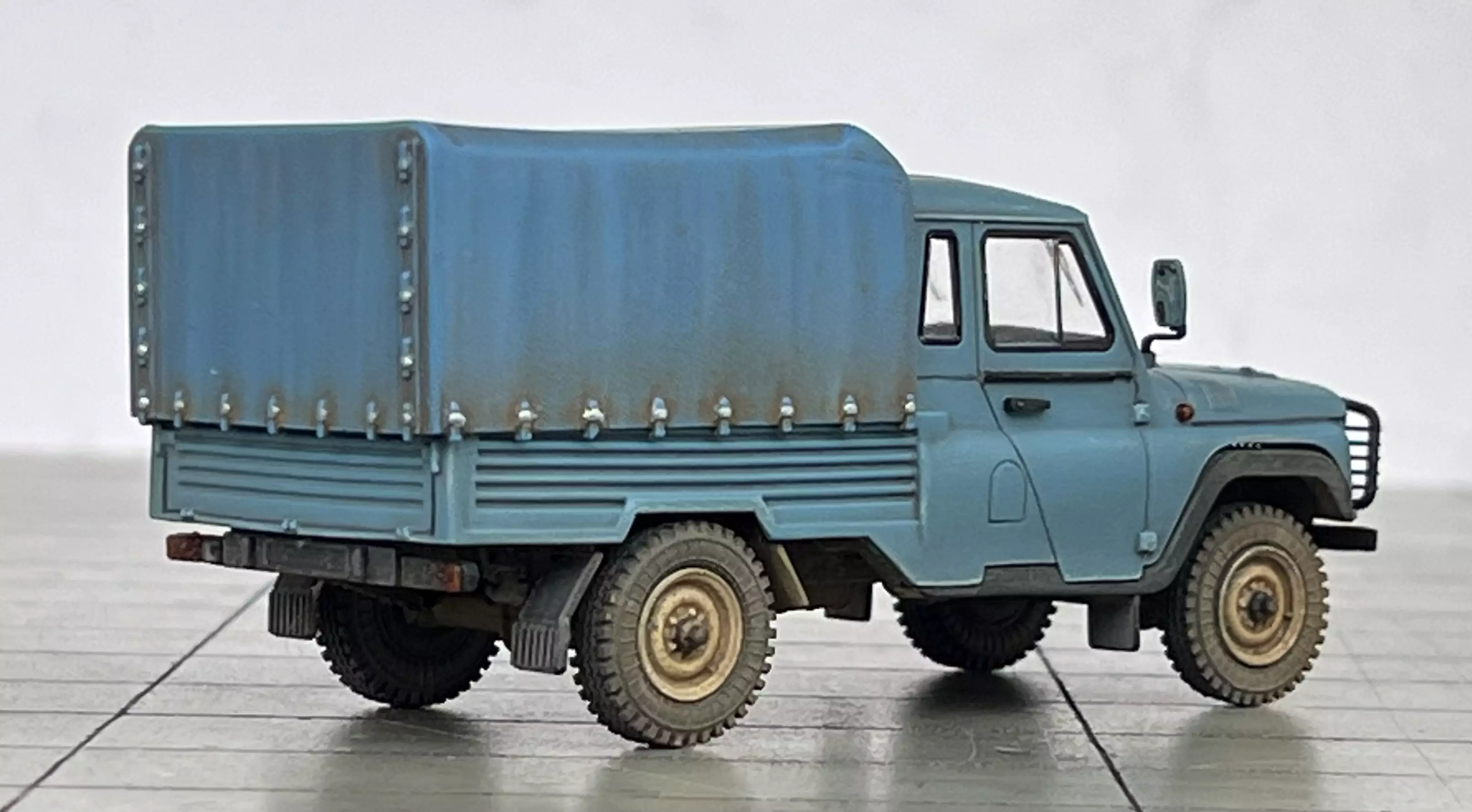 Сборная модель лесовоз с прицепом-роспуском 43204-10