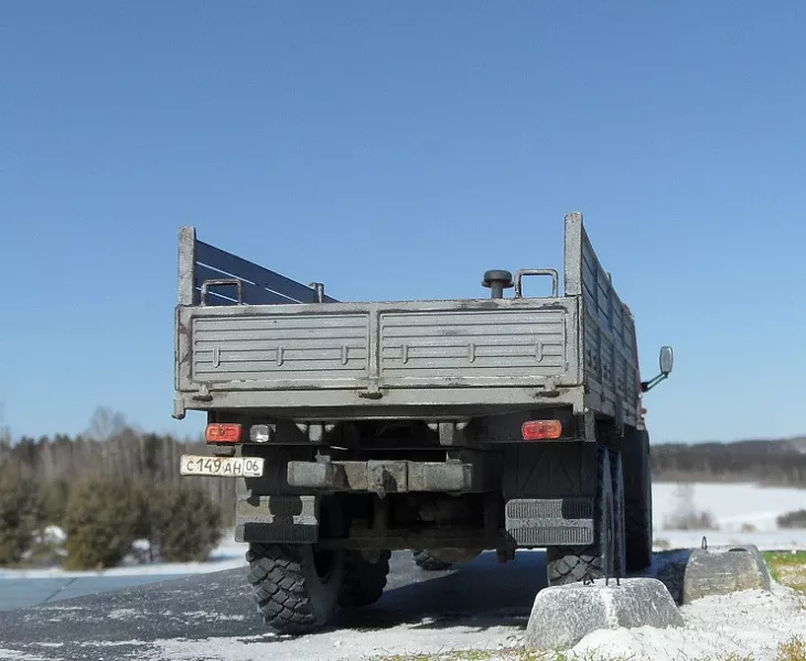 Сборная модель КАМАЗ-4310 бортовой (с тентом)