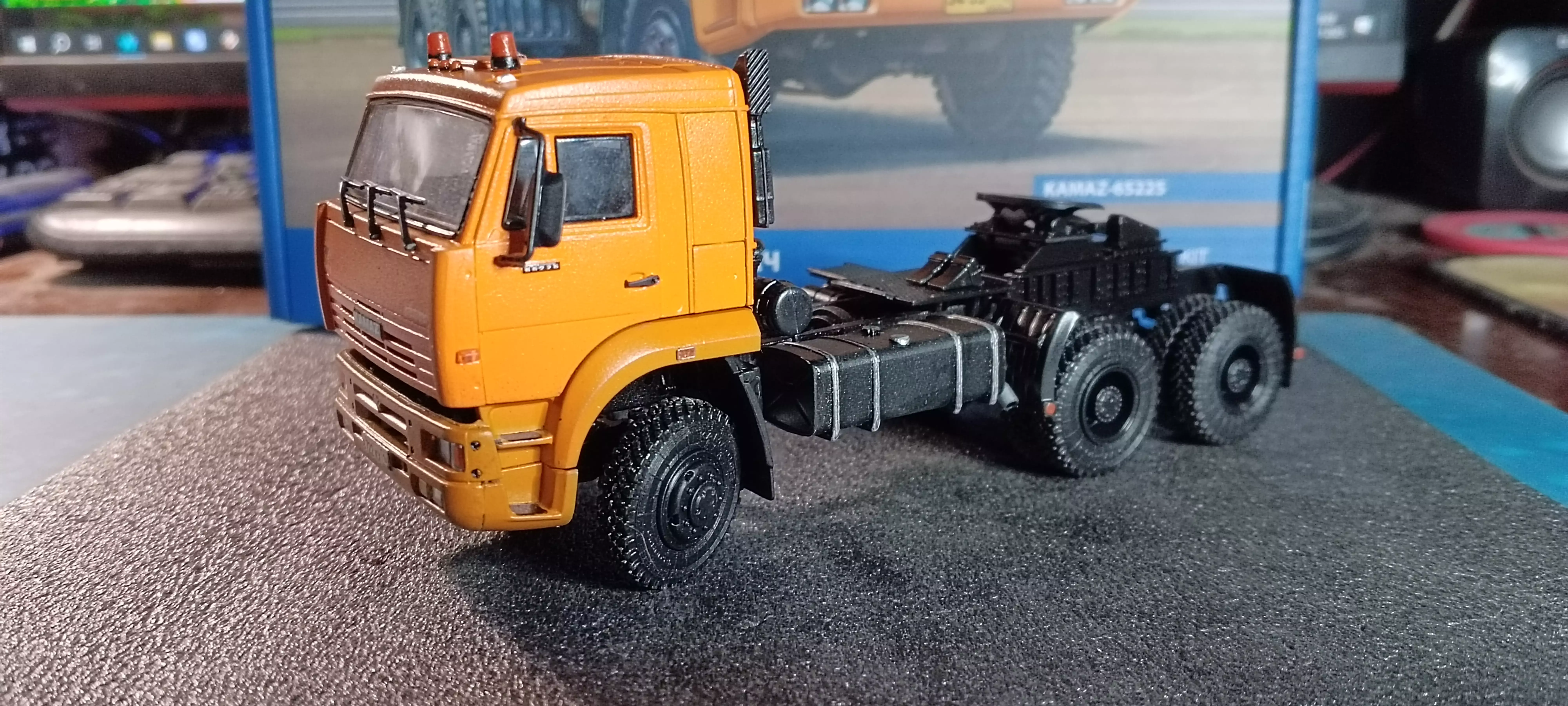 Сборная модель лесовоз с прицепом-роспуском 43204-10