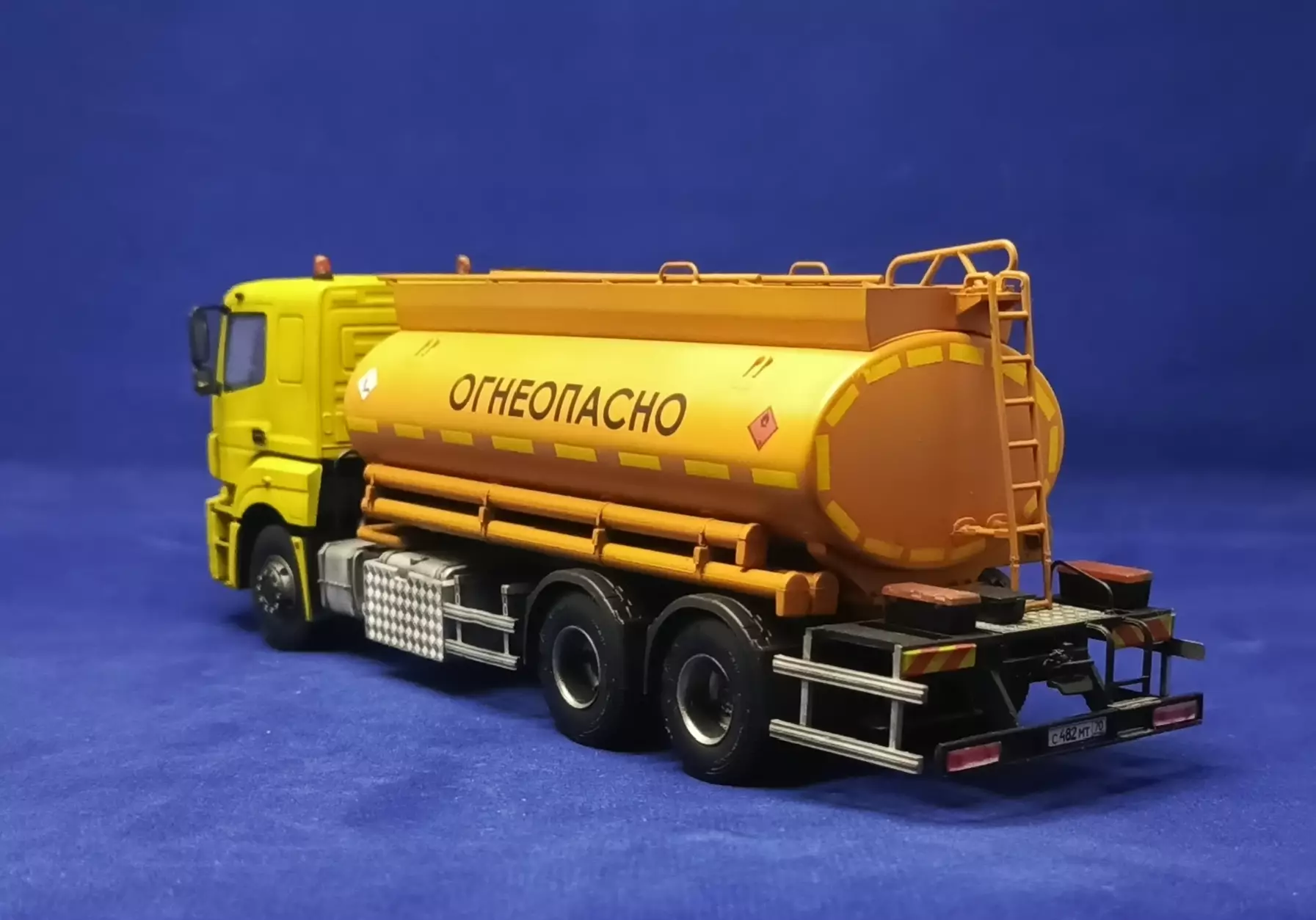 Сборная модель лесовоз с прицепом-роспуском 43204-10