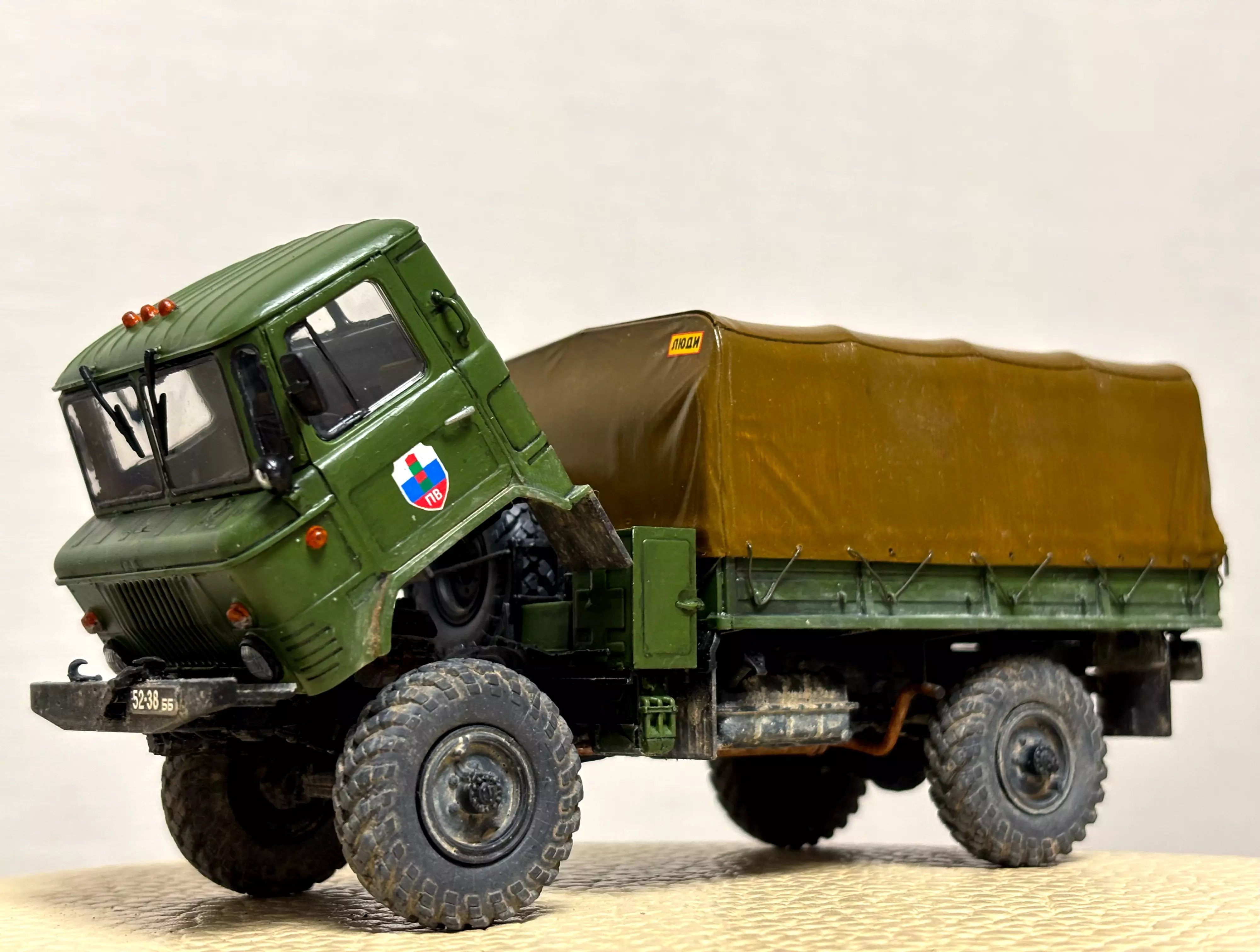 Сборная модель лесовоз с прицепом-роспуском 43204-10