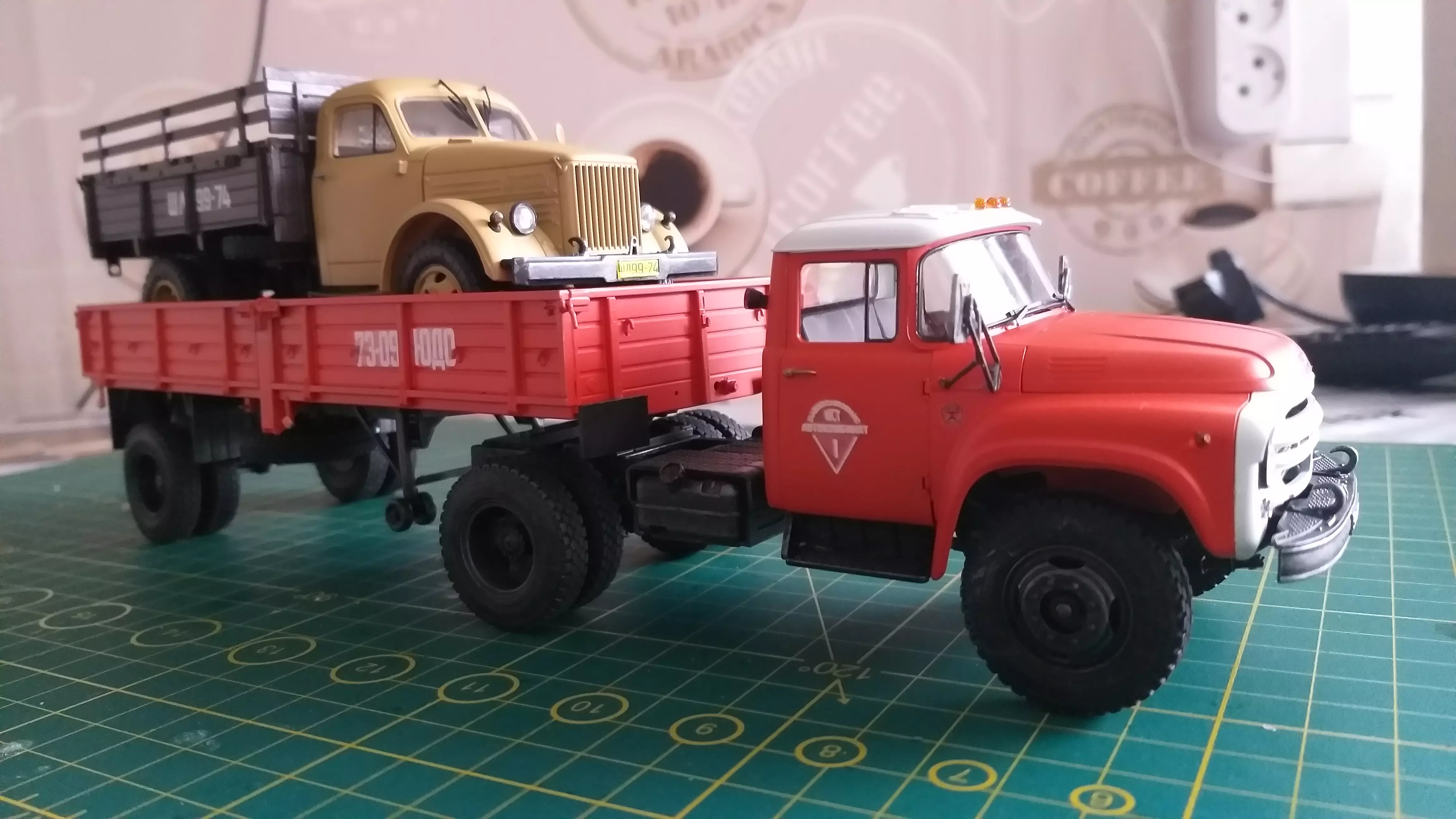 Сборная модель лесовоз с прицепом-роспуском 43204-10