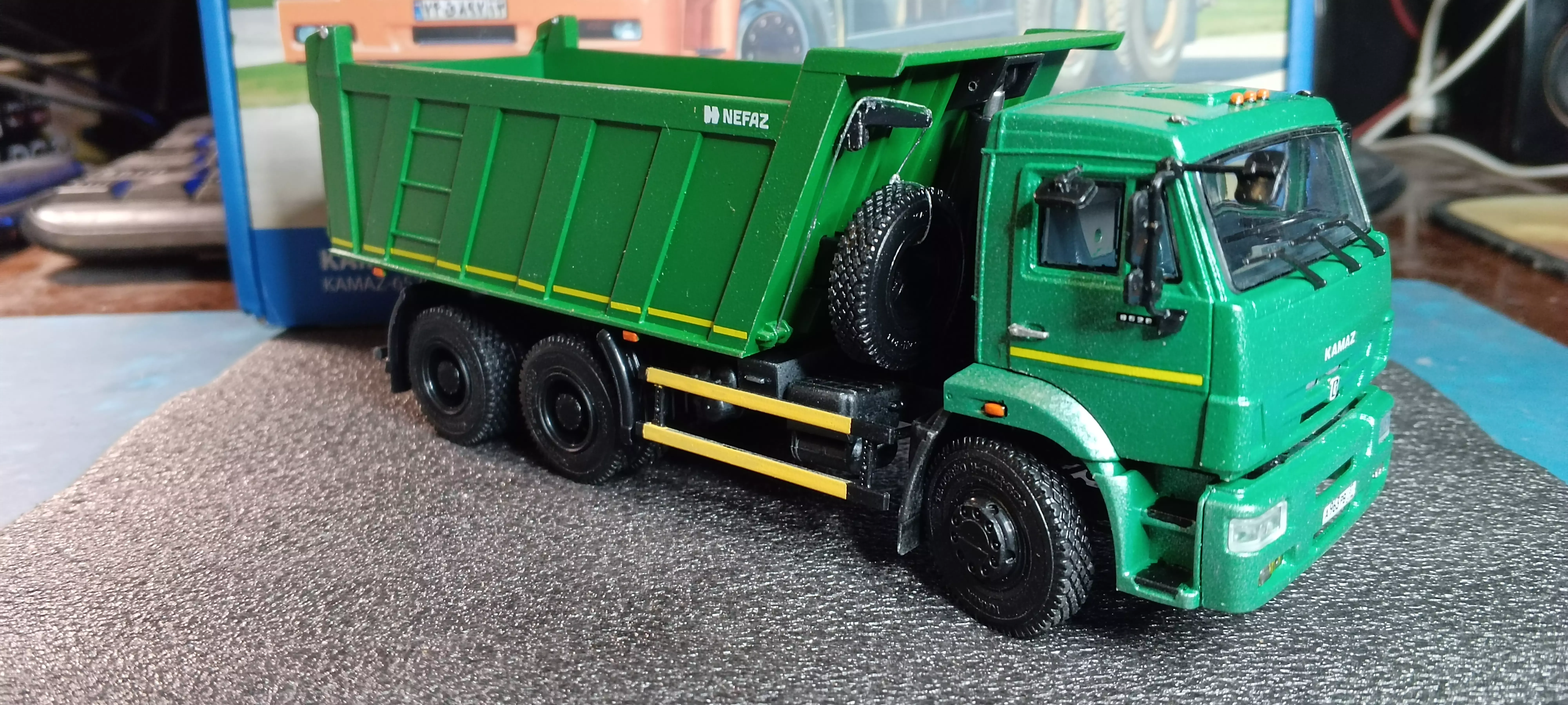 Сборная модель лесовоз с прицепом-роспуском 43204-10