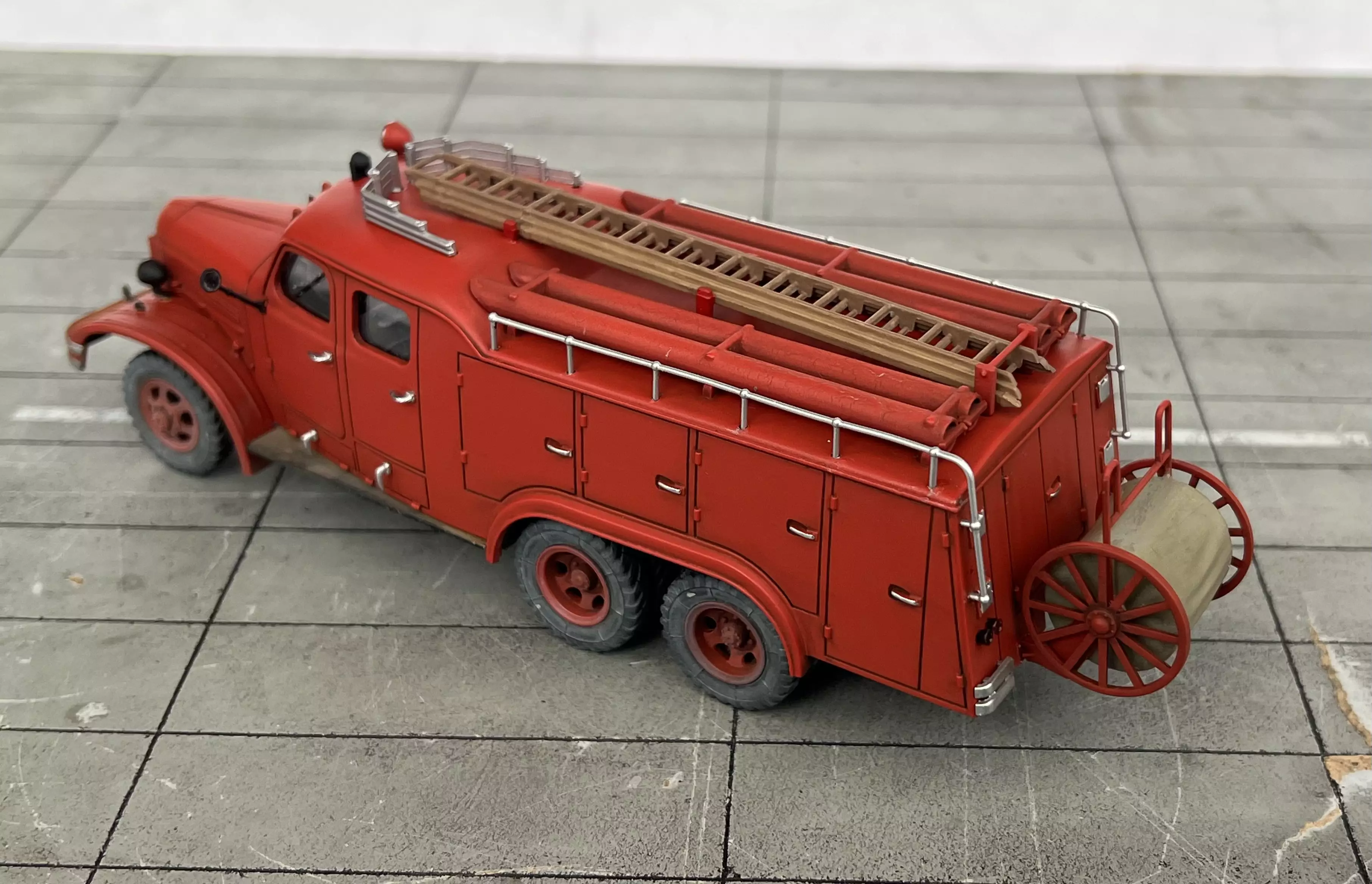 Сборная модель лесовоз с прицепом-роспуском 43204-10