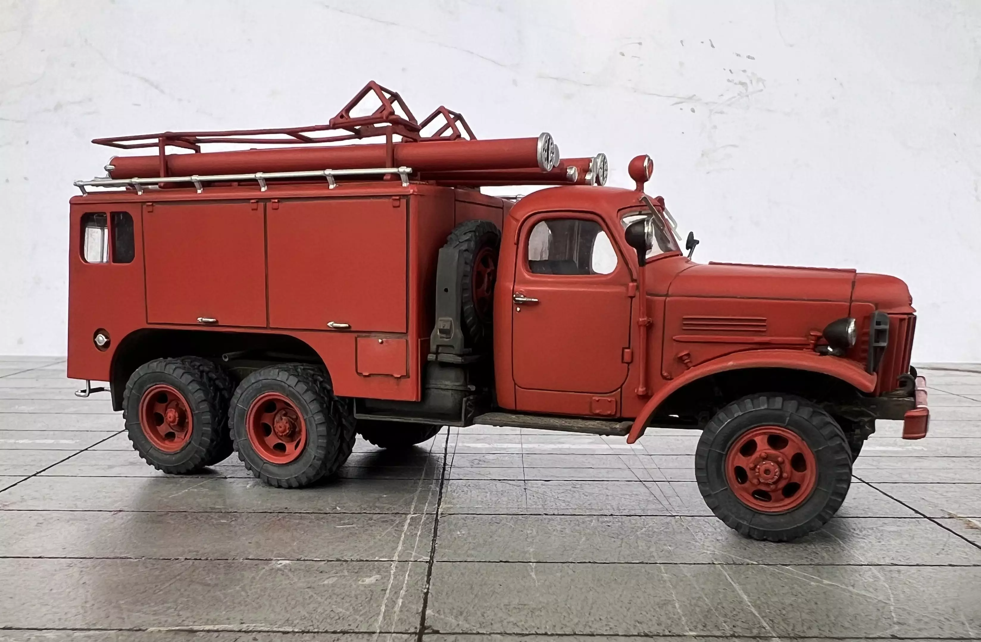 Сборная модель лесовоз с прицепом-роспуском 43204-10