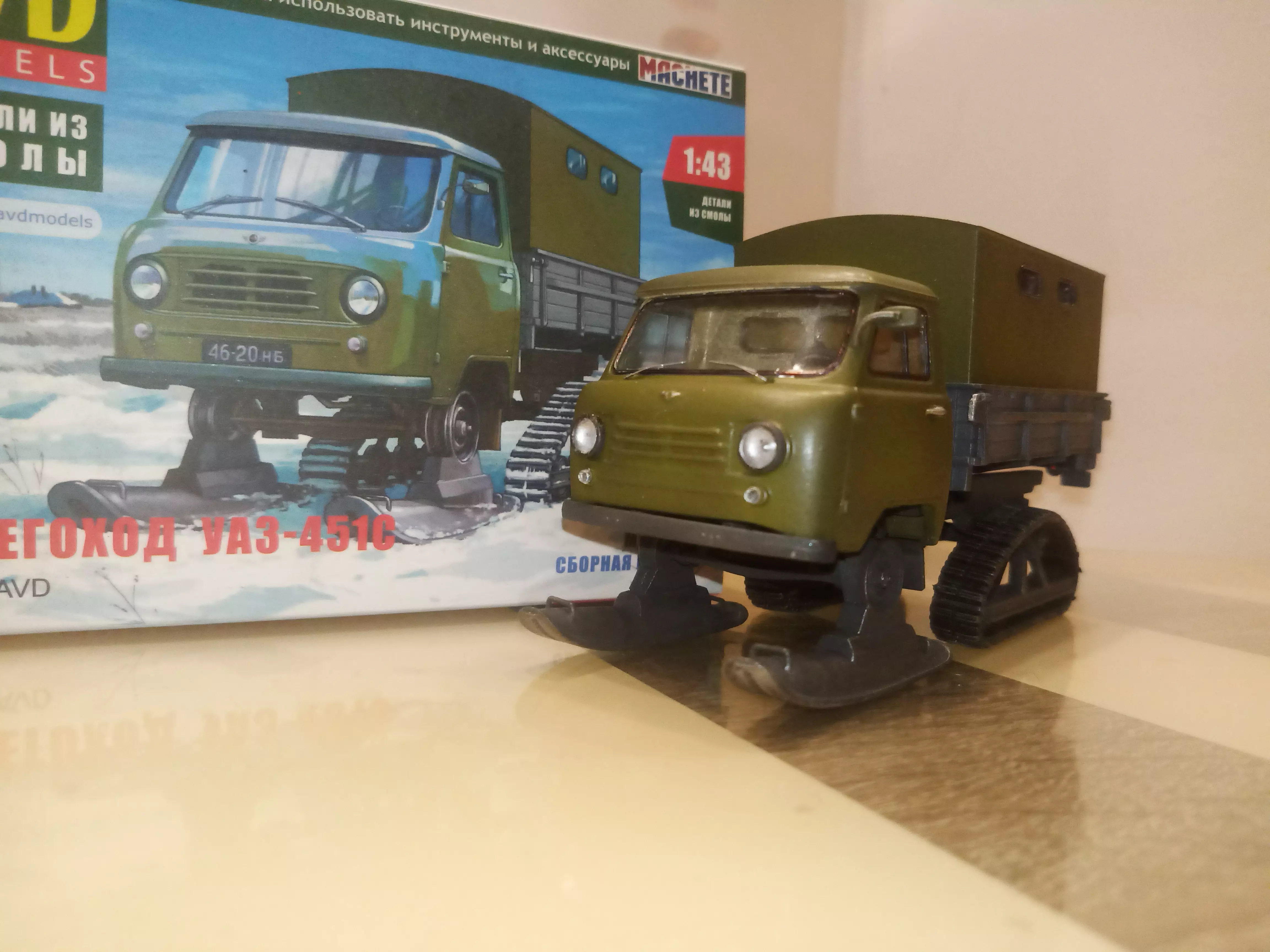 Сборная модель лесовоз с прицепом-роспуском 43204-10