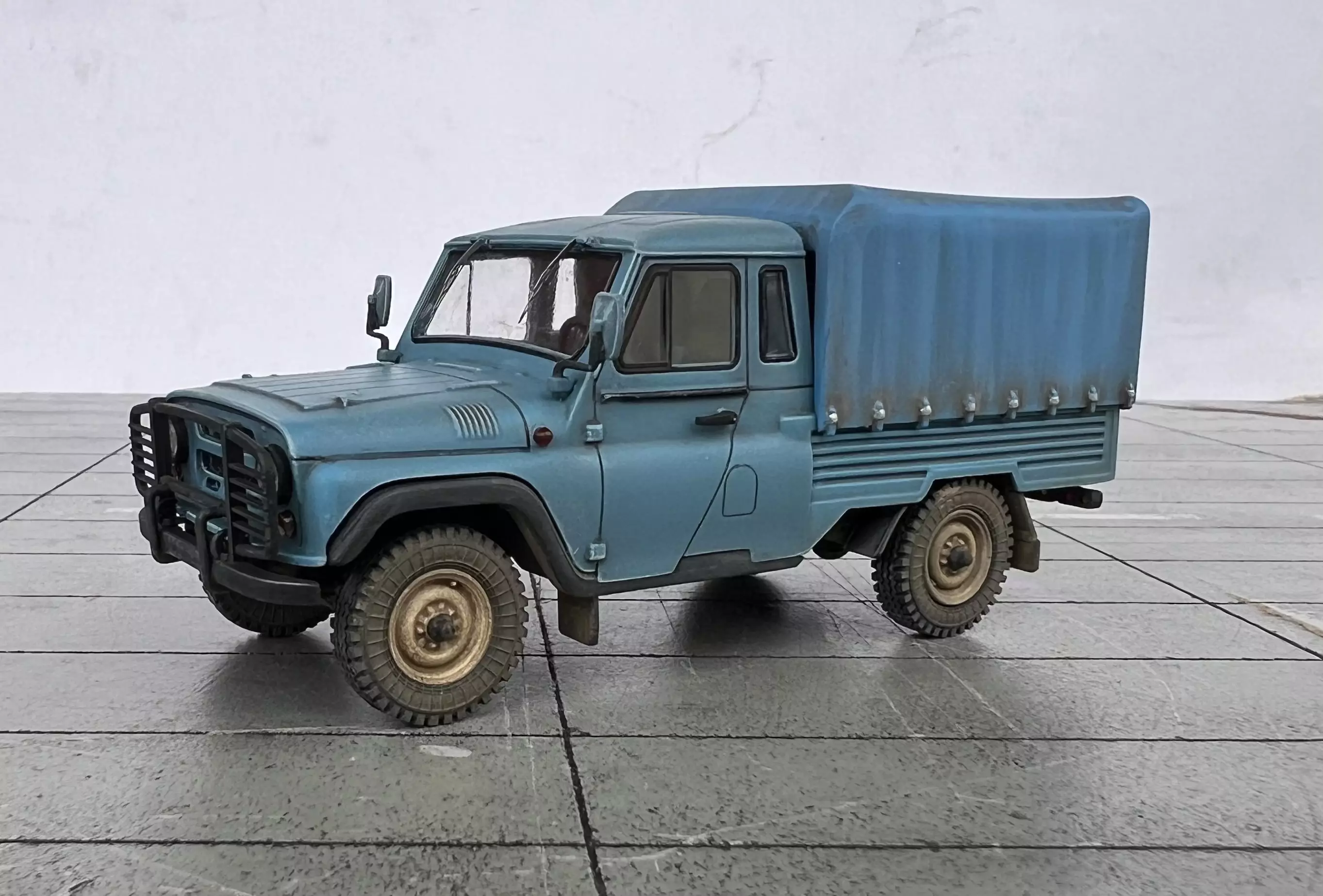 Сборная модель лесовоз с прицепом-роспуском 43204-10