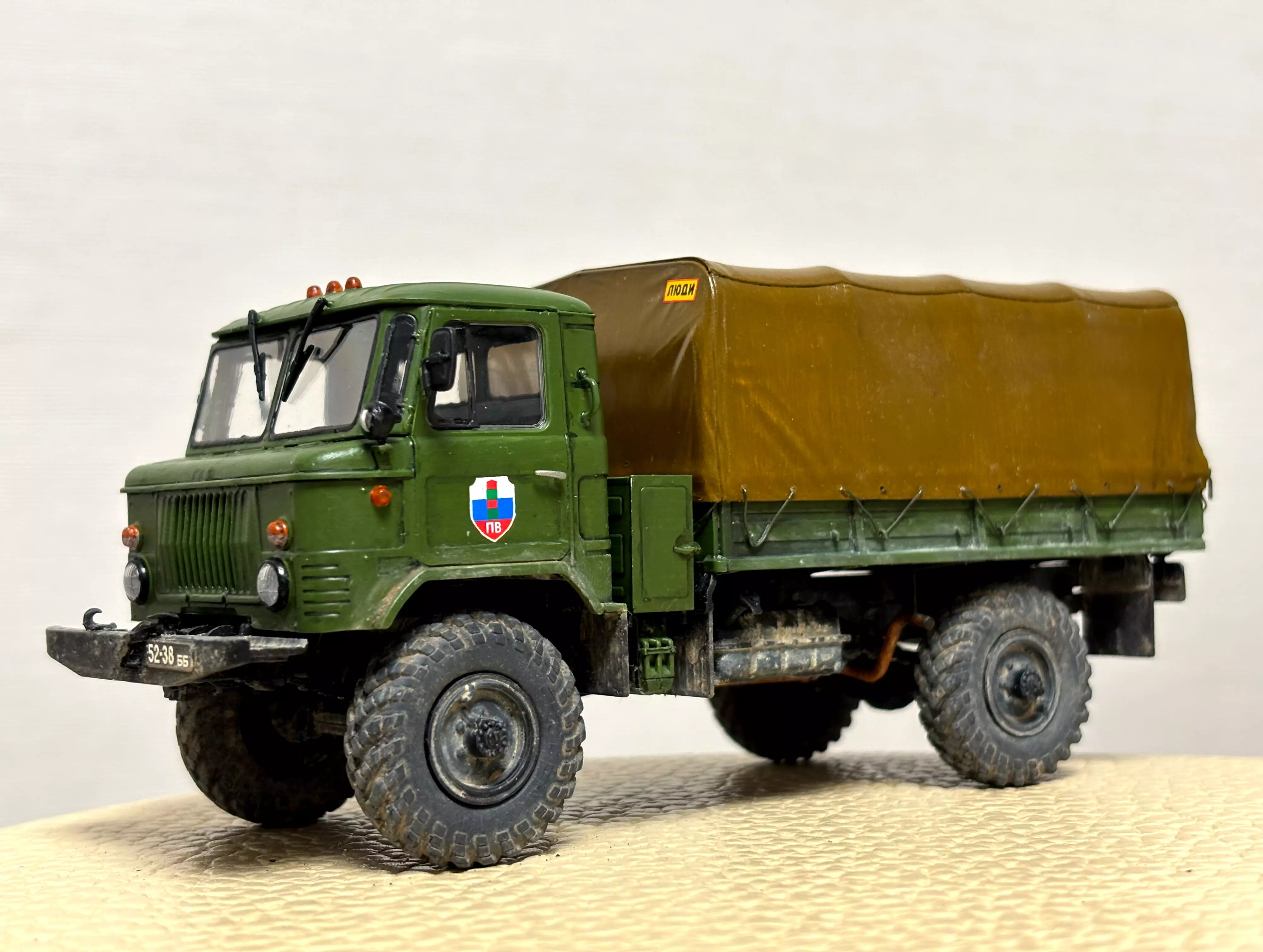 Сборная модель лесовоз с прицепом-роспуском 43204-10