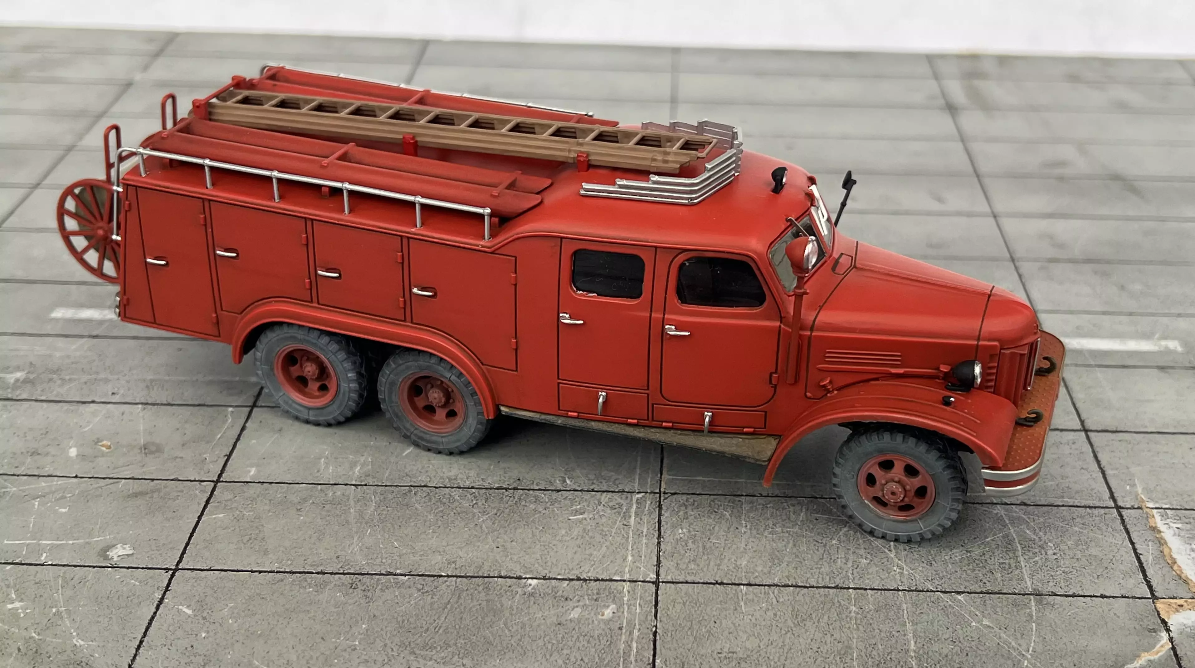 Сборная модель лесовоз с прицепом-роспуском 43204-10