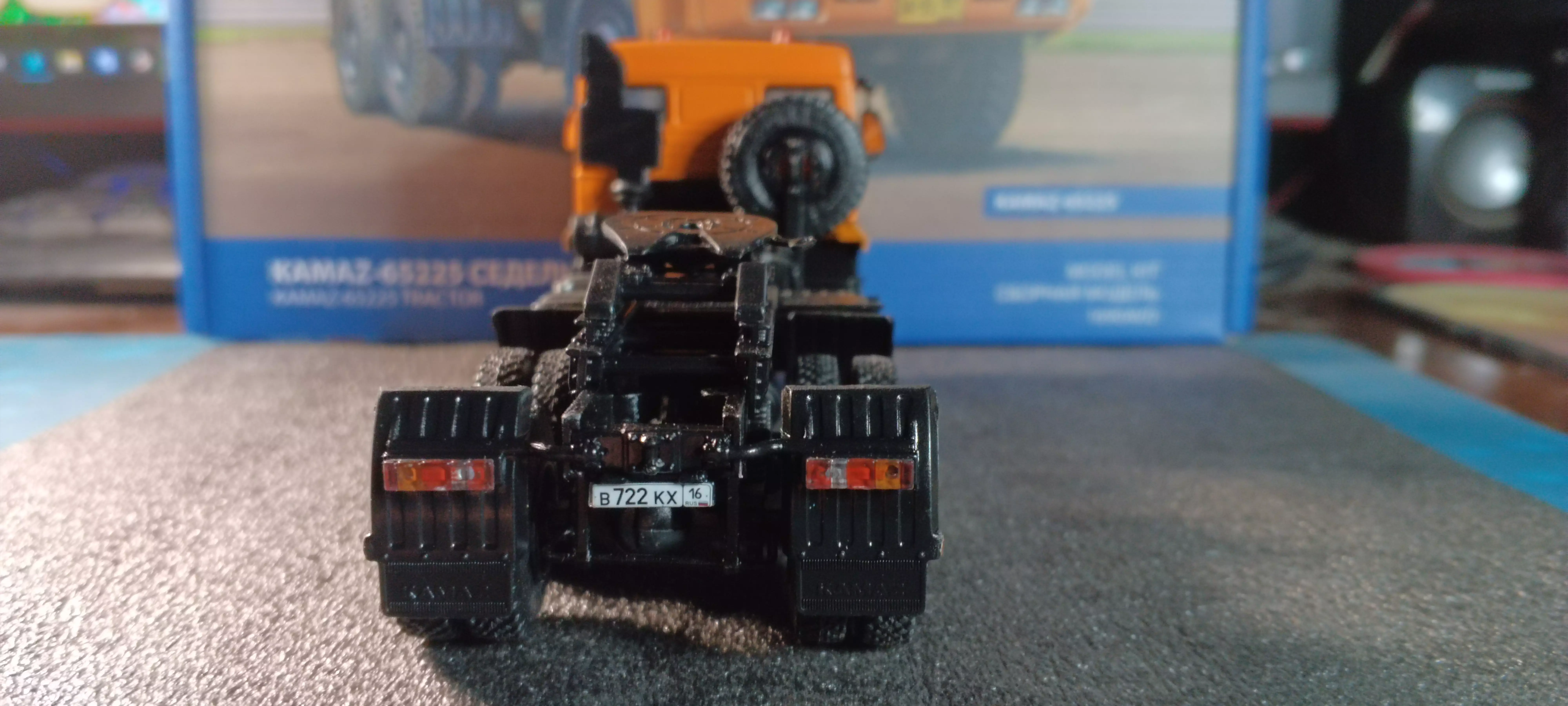 Сборная модель лесовоз с прицепом-роспуском 43204-10