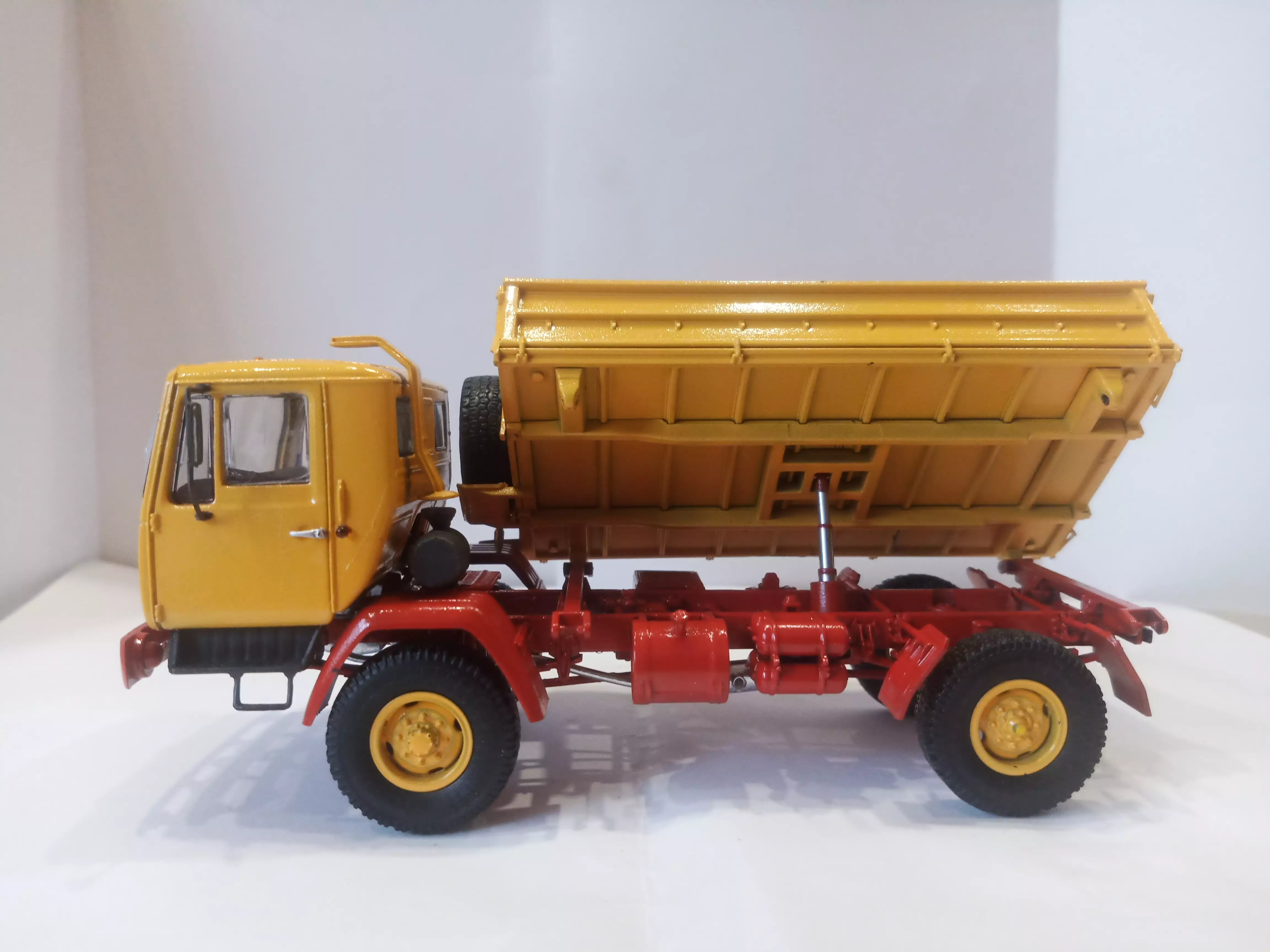 Сборная модель лесовоз с прицепом-роспуском 43204-10