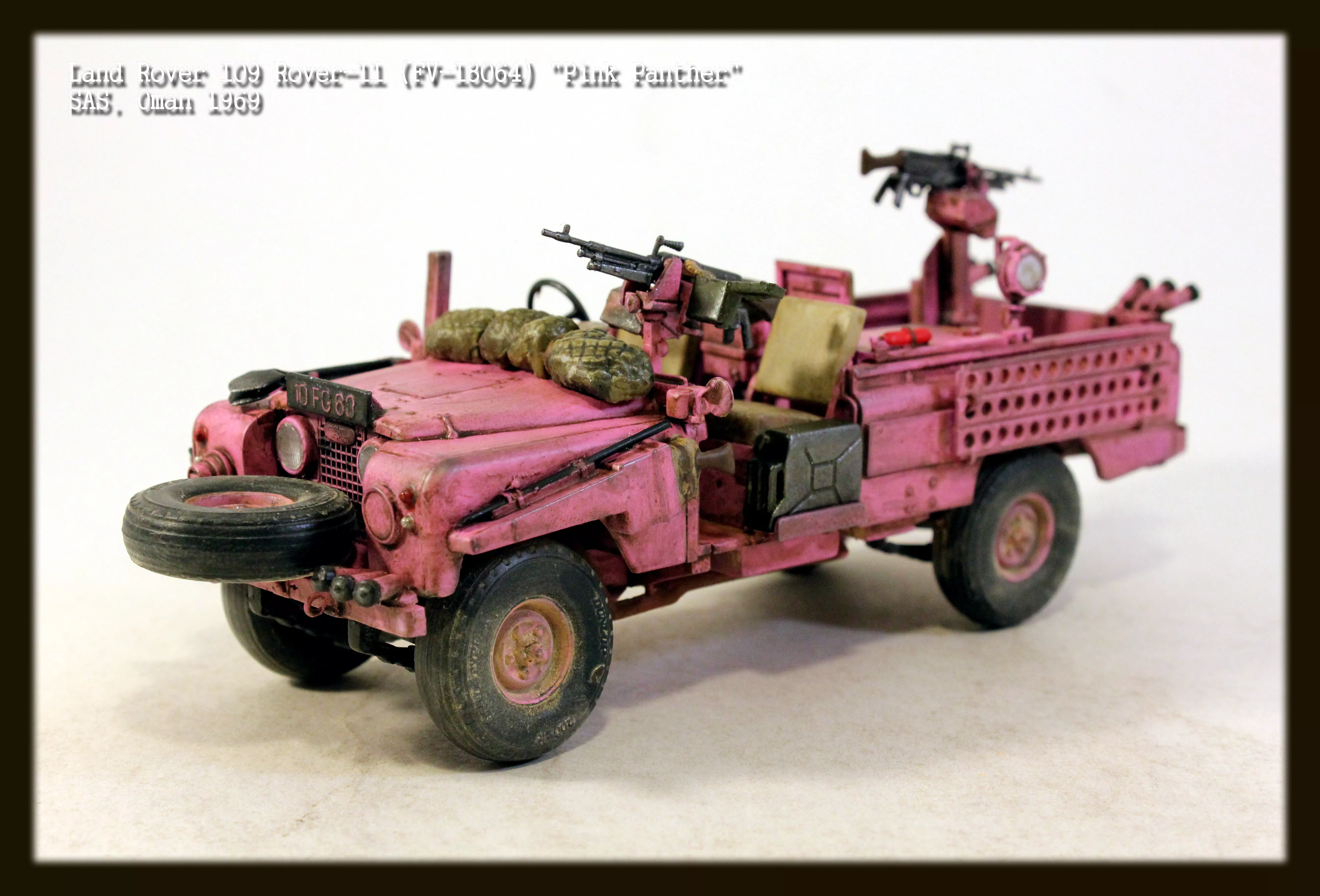 Английский джип спецназа (SAS) Land Rover Pink Panther и 1 фигура водителя