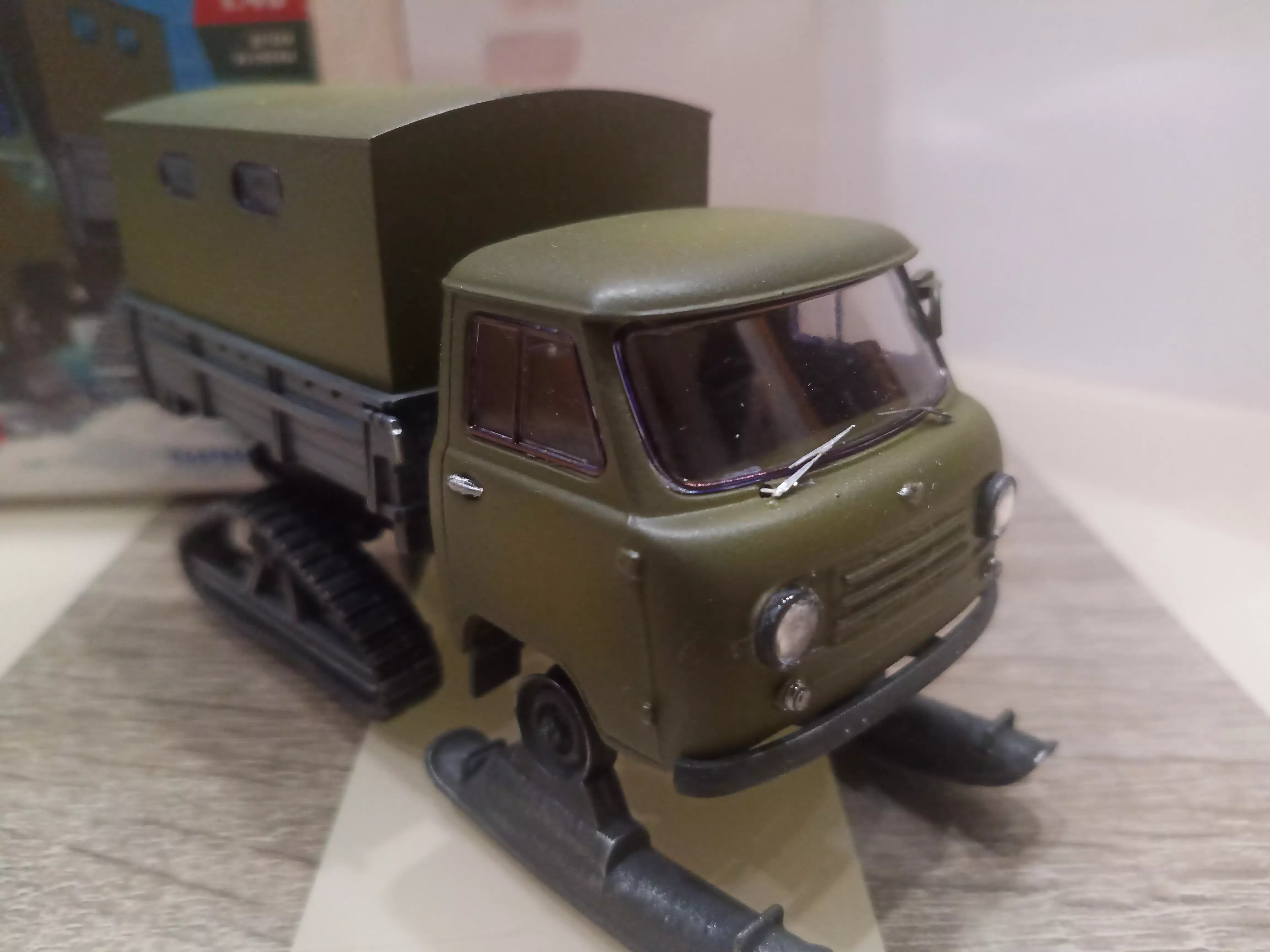 Сборная модель лесовоз с прицепом-роспуском 43204-10