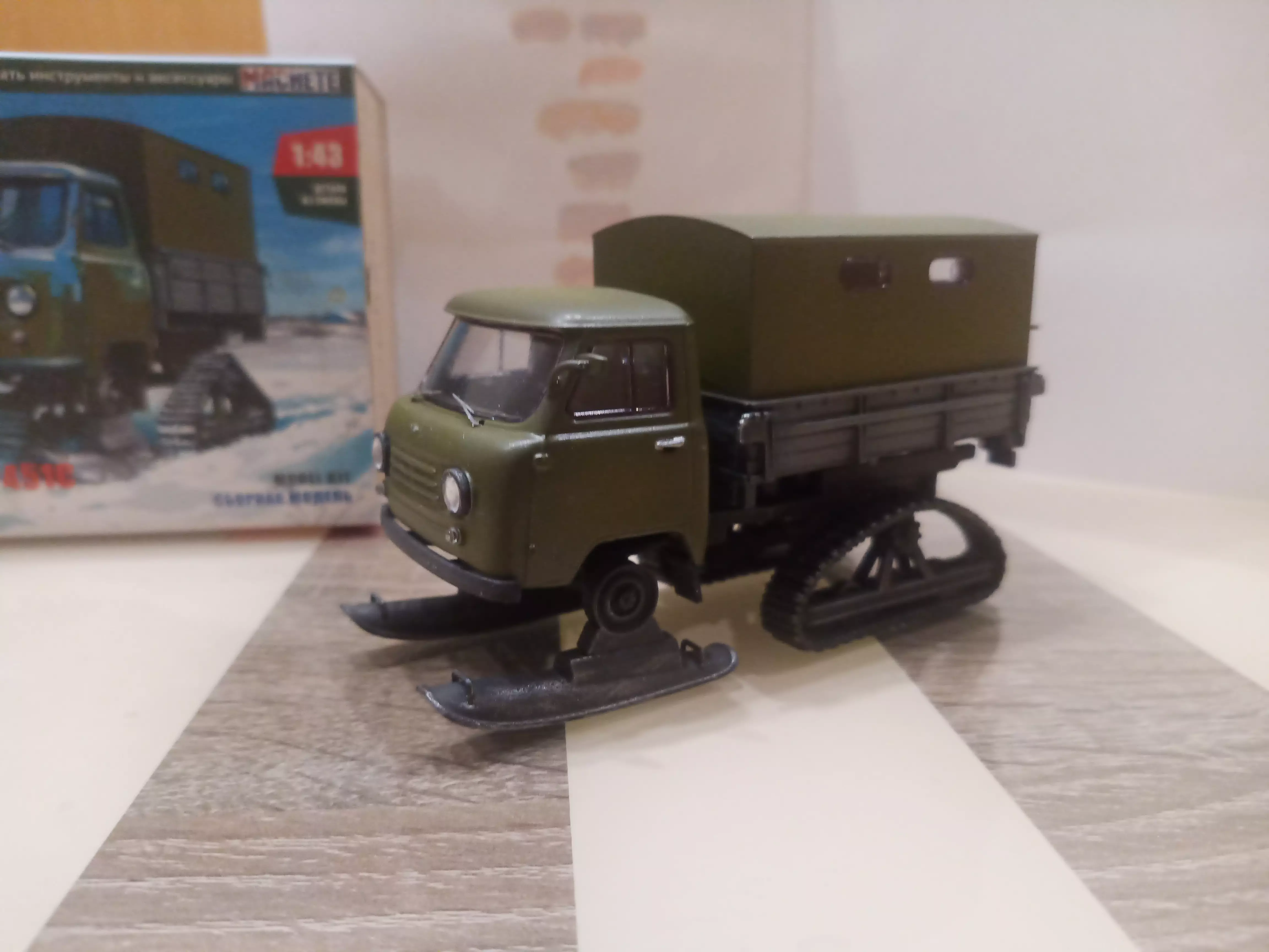 Сборная модель лесовоз с прицепом-роспуском 43204-10