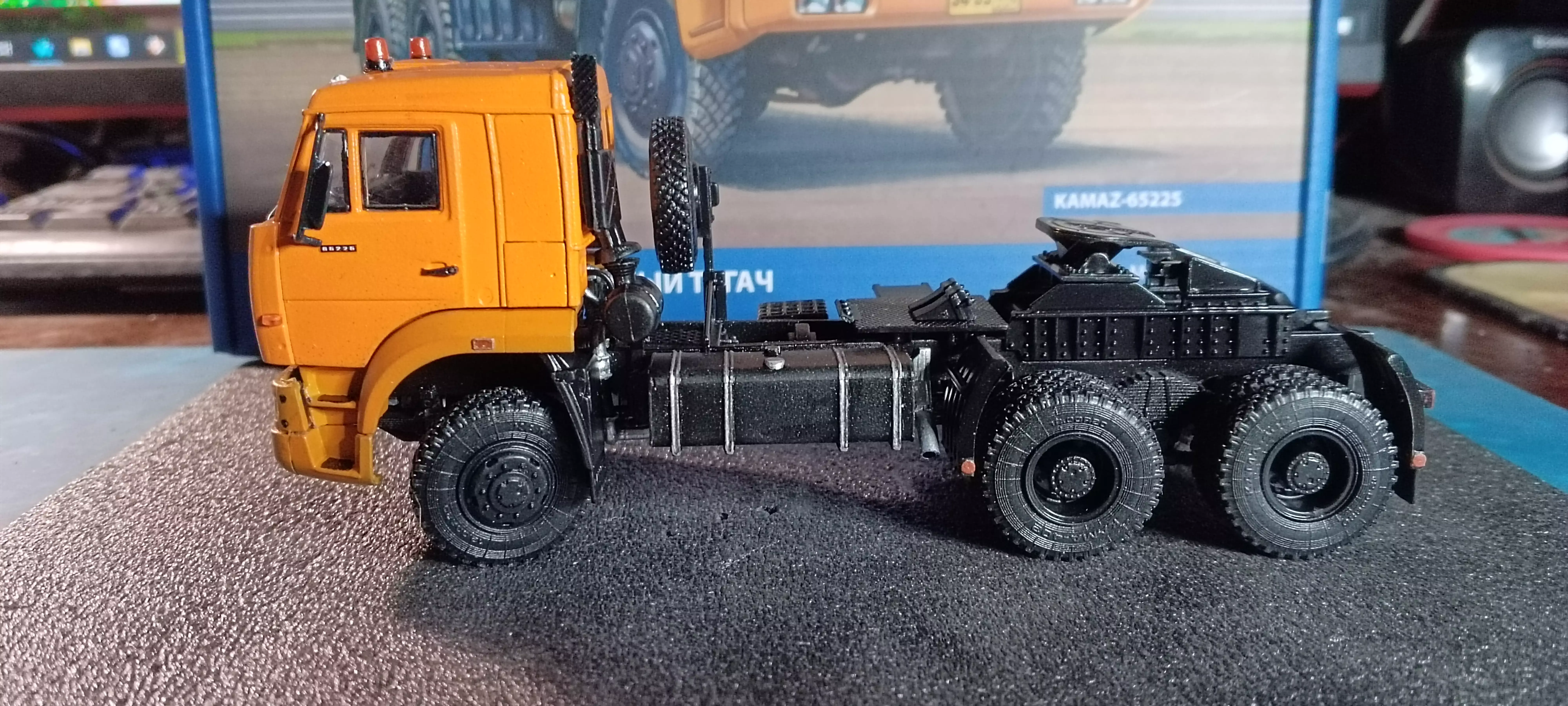 Сборная модель лесовоз с прицепом-роспуском 43204-10