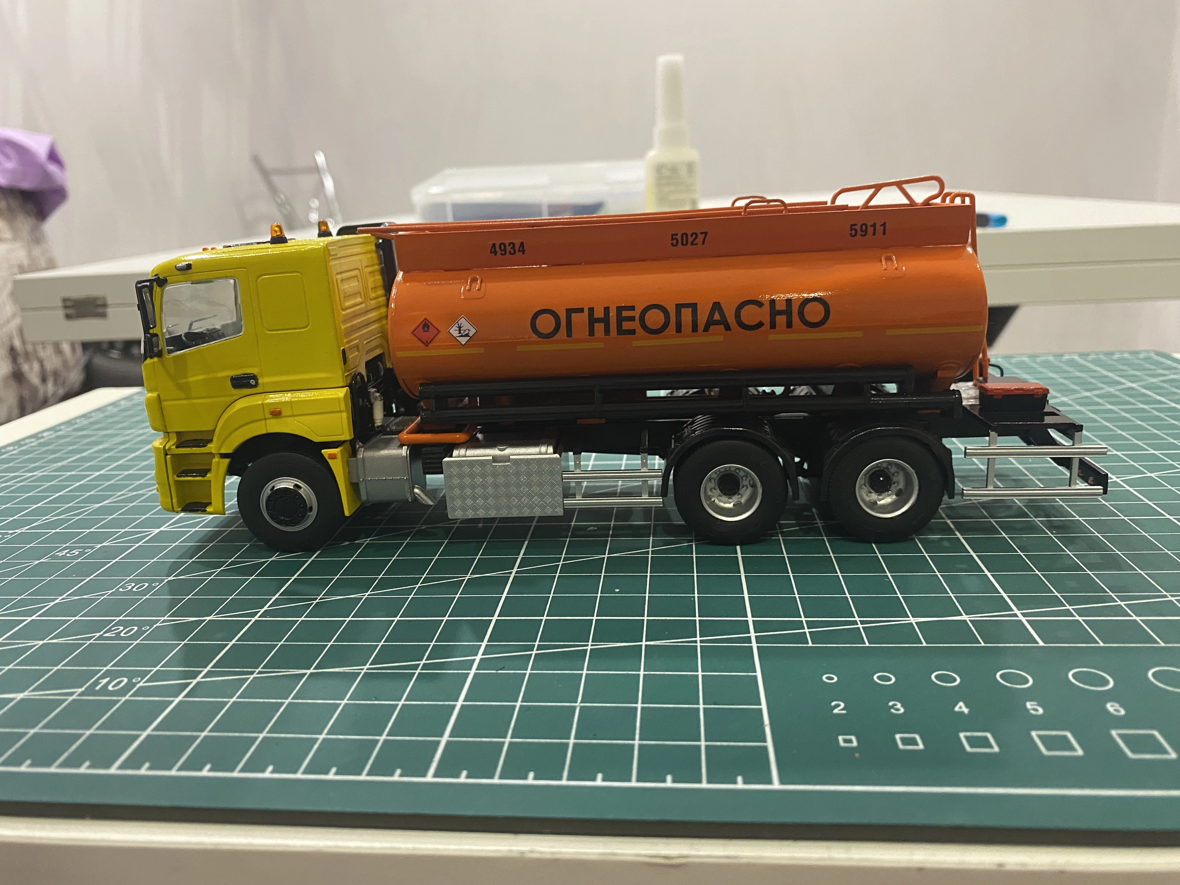 Сборная модель лесовоз с прицепом-роспуском 43204-10