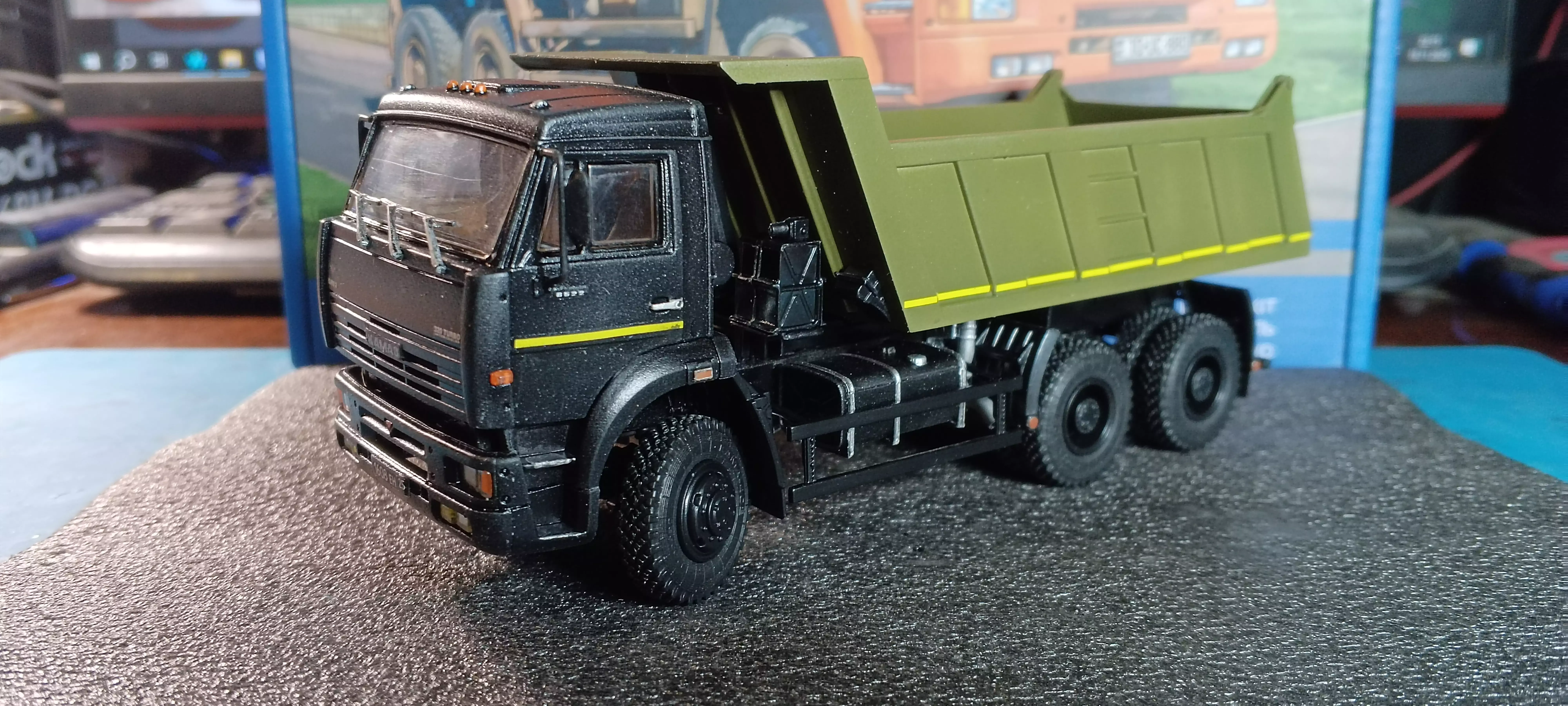 Сборная модель лесовоз с прицепом-роспуском 43204-10