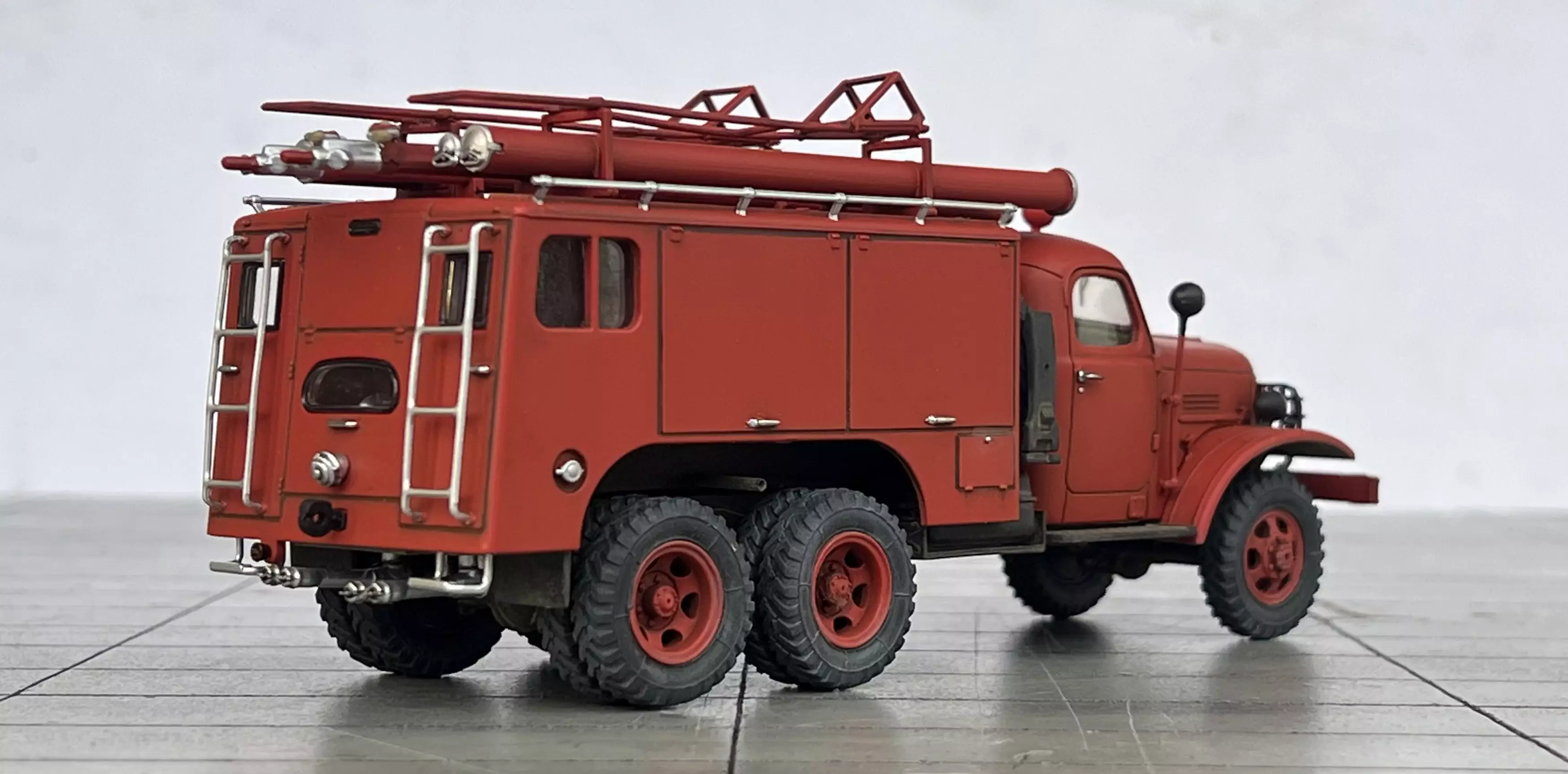 Сборная модель лесовоз с прицепом-роспуском 43204-10