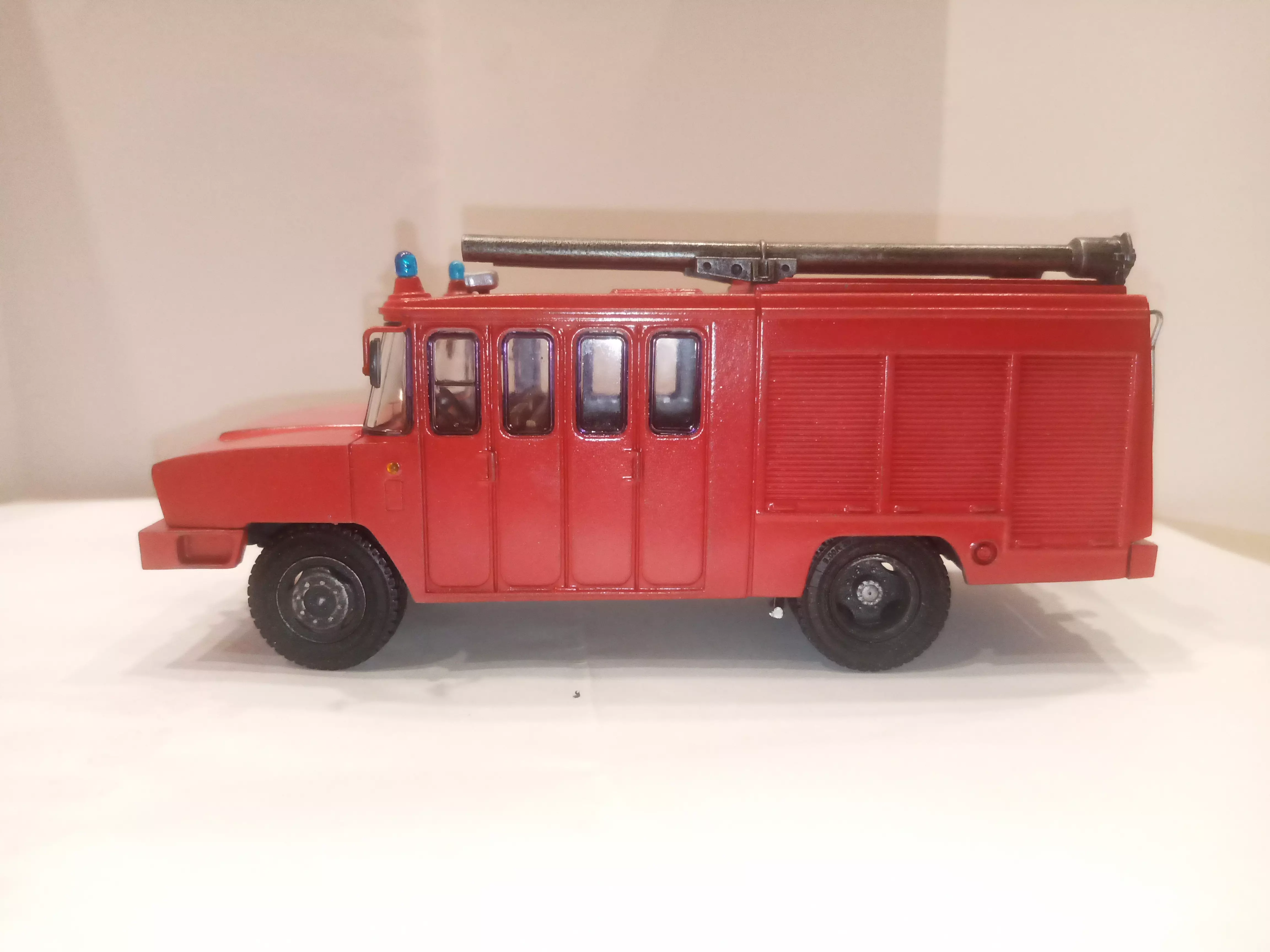 Сборная модель лесовоз с прицепом-роспуском 43204-10