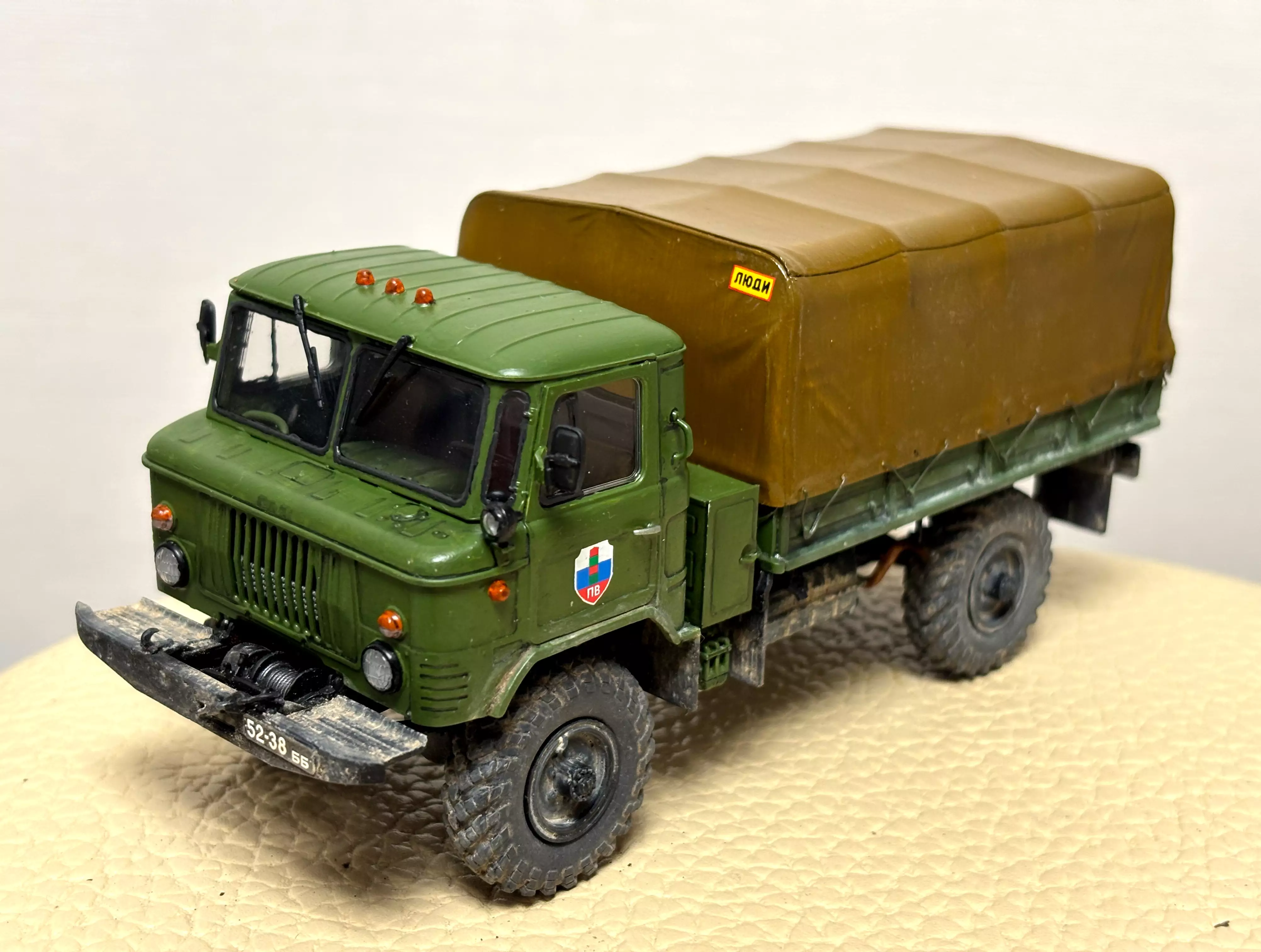 Сборная модель лесовоз с прицепом-роспуском 43204-10