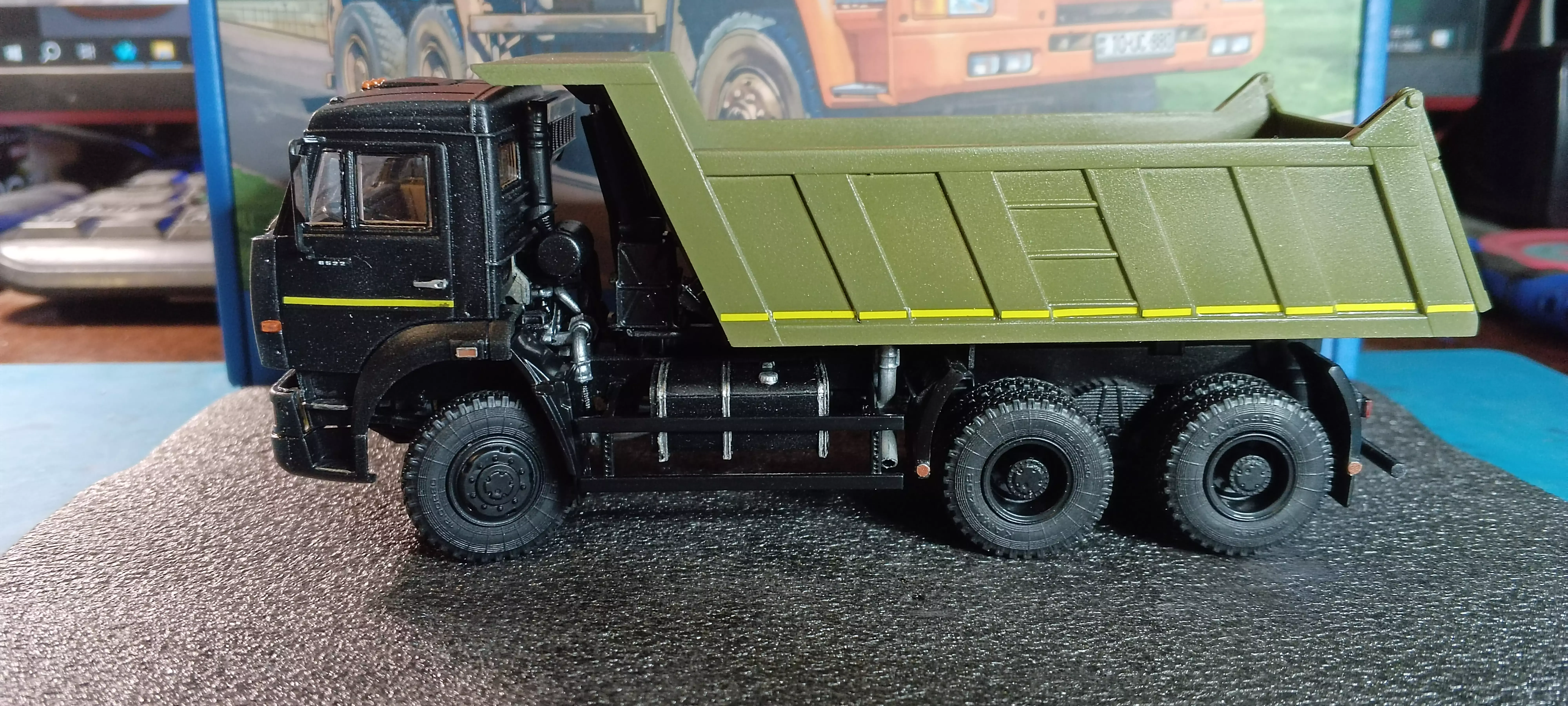 Сборная модель лесовоз с прицепом-роспуском 43204-10