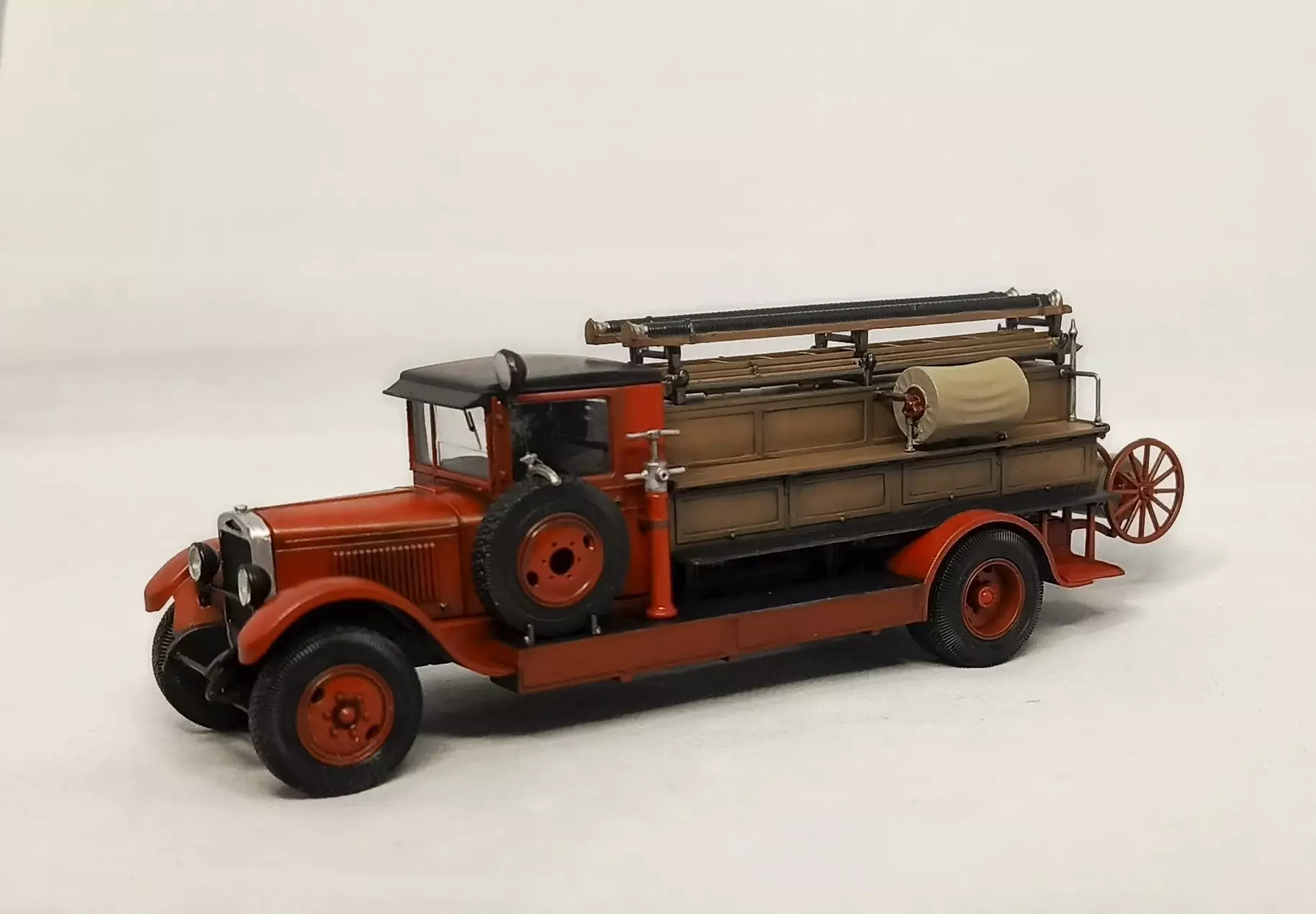 Сборная модель лесовоз с прицепом-роспуском 43204-10