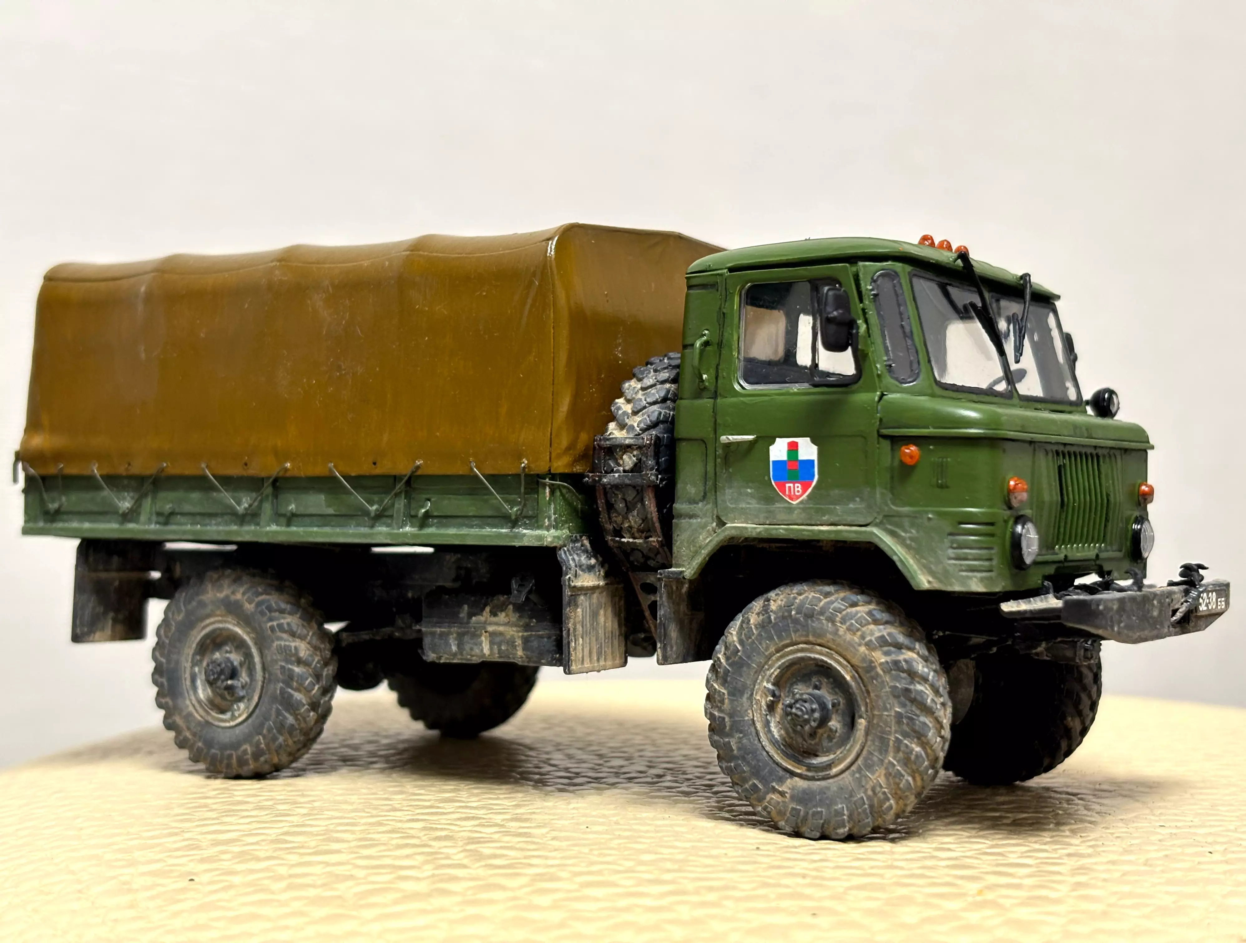 Сборная модель лесовоз с прицепом-роспуском 43204-10