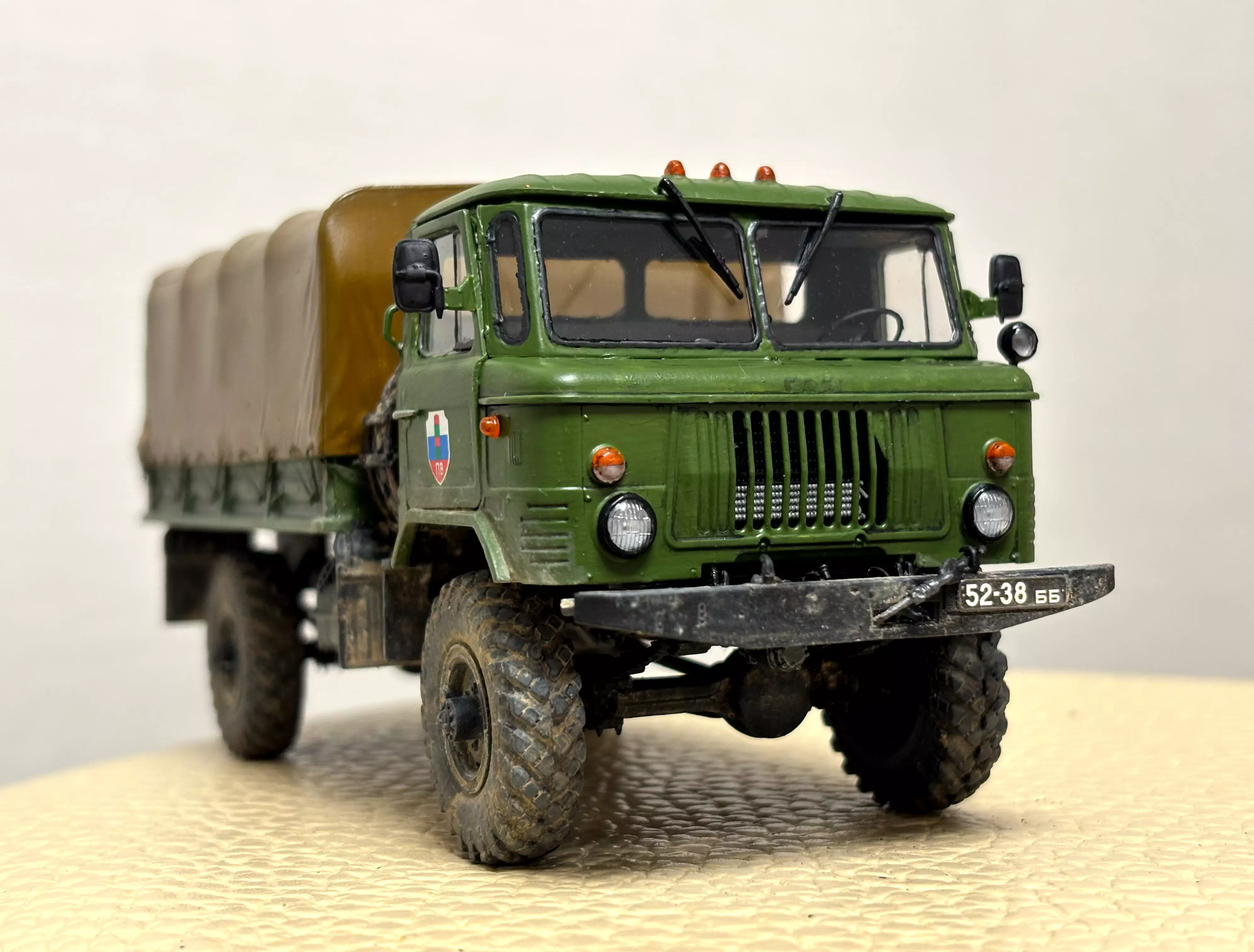 Сборная модель лесовоз с прицепом-роспуском 43204-10