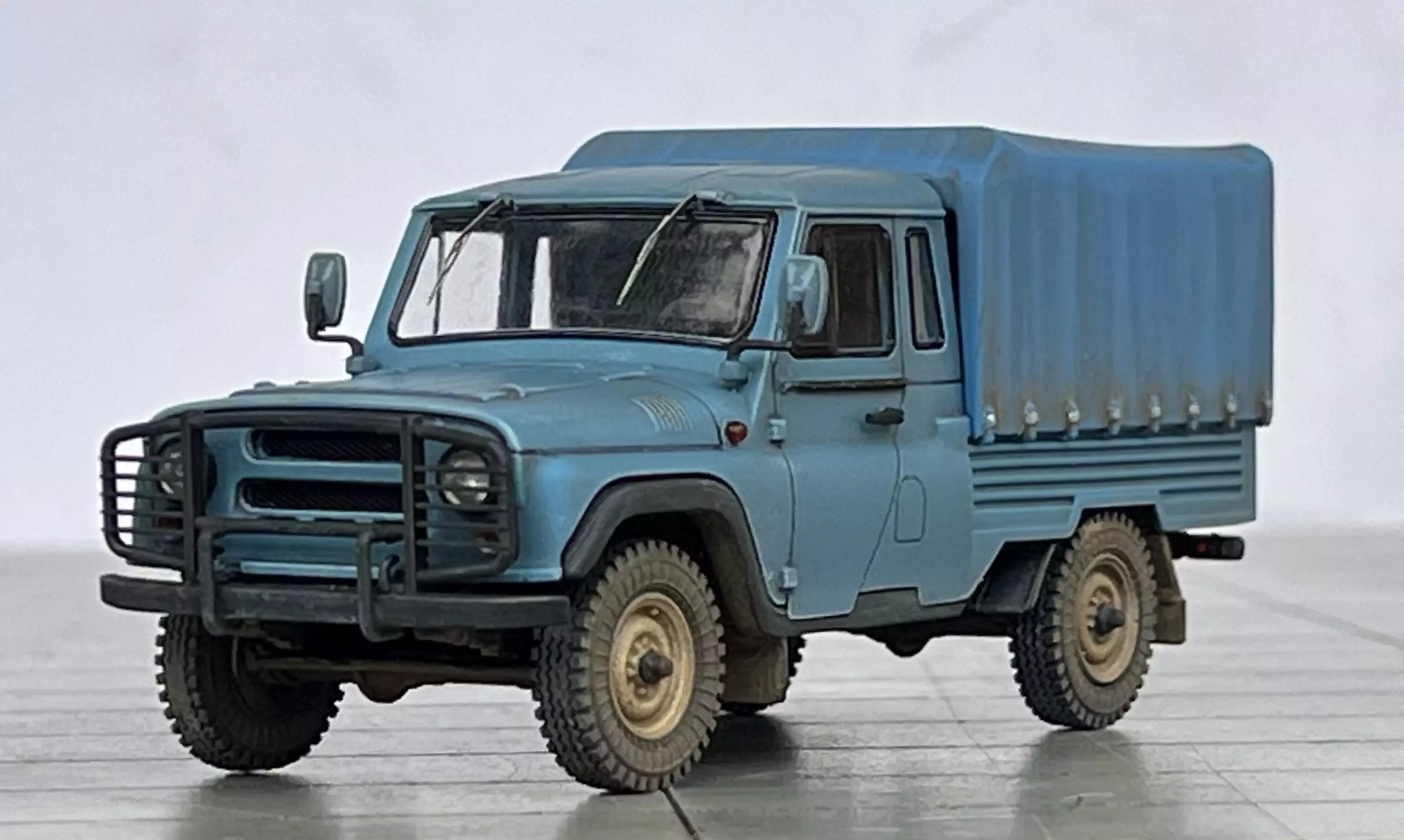 Сборная модель лесовоз с прицепом-роспуском 43204-10