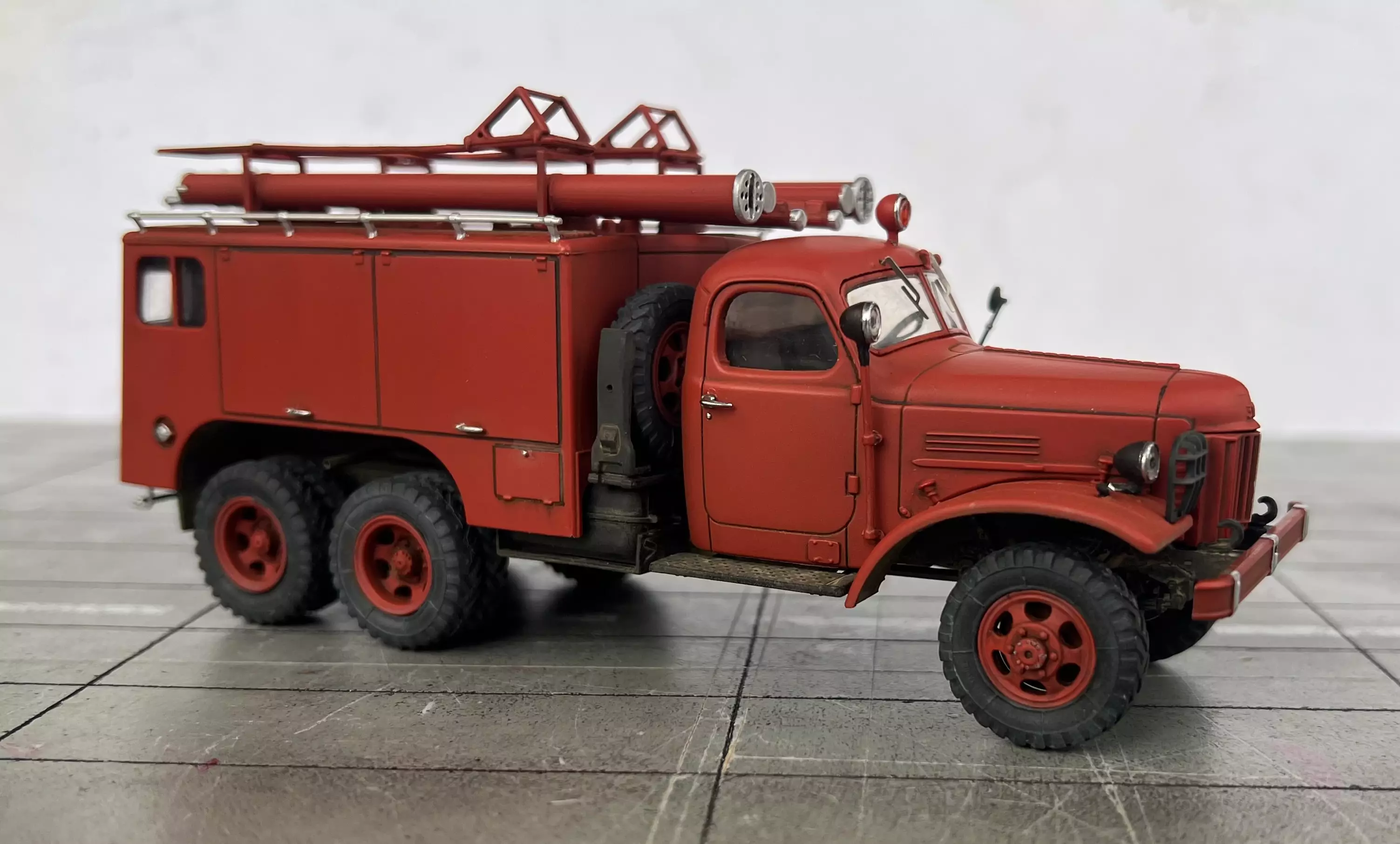 Сборная модель лесовоз с прицепом-роспуском 43204-10