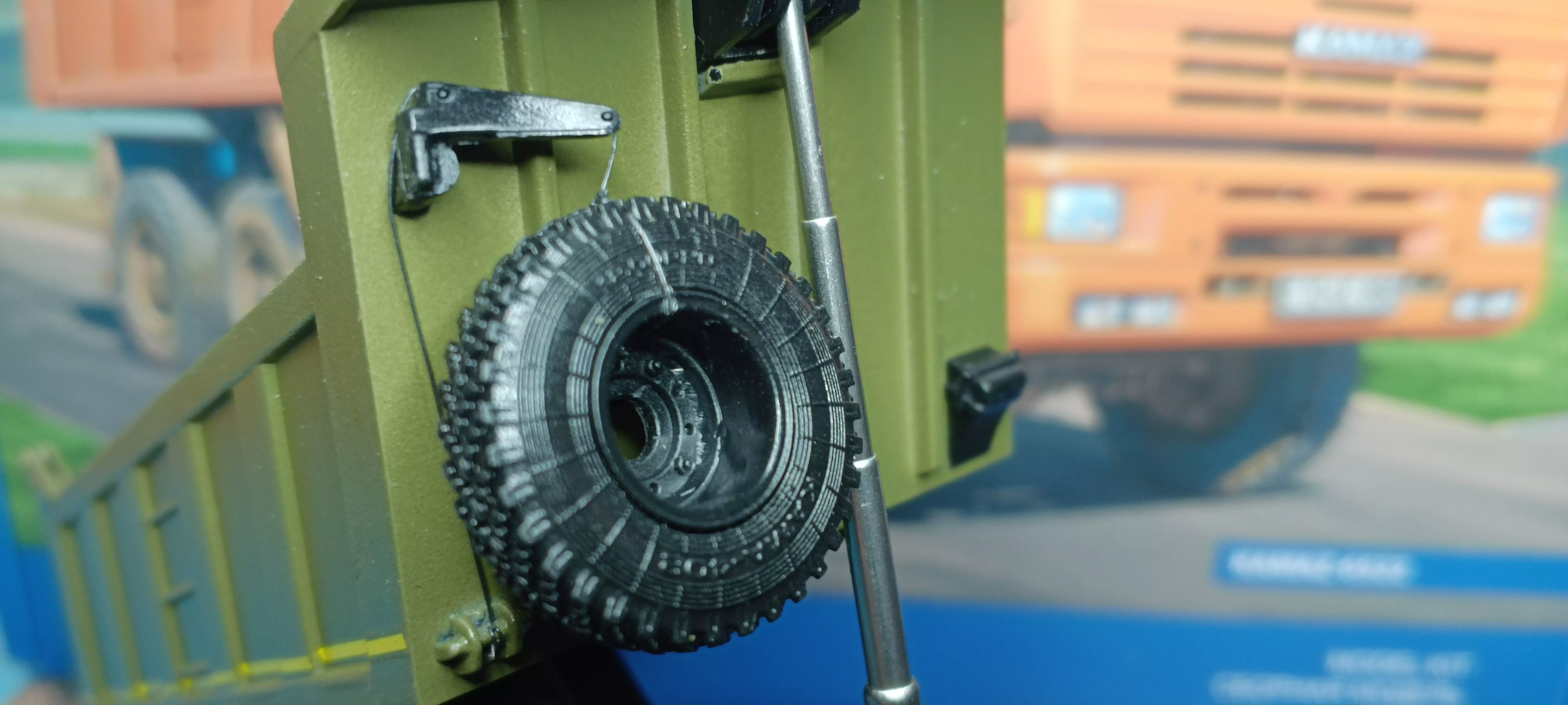 Сборная модель лесовоз с прицепом-роспуском 43204-10